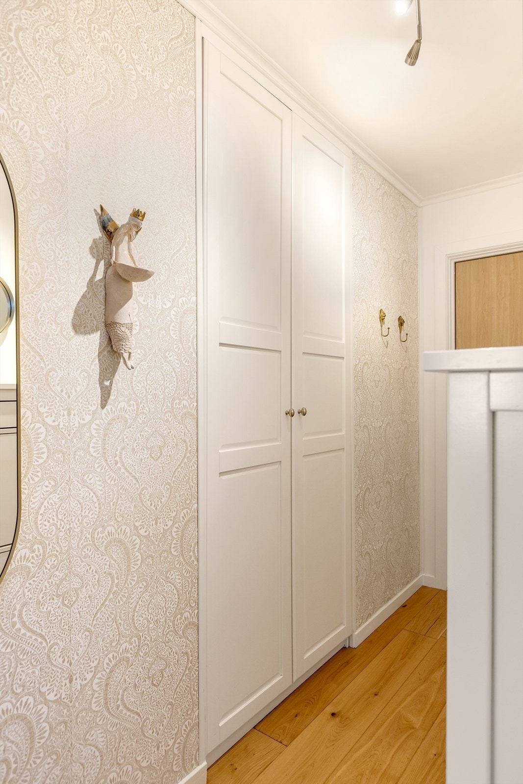 Innvendig gang med solide oppbevaringsmuligheter og enkel adkomst til bad, soverom og stue. Galleribilde