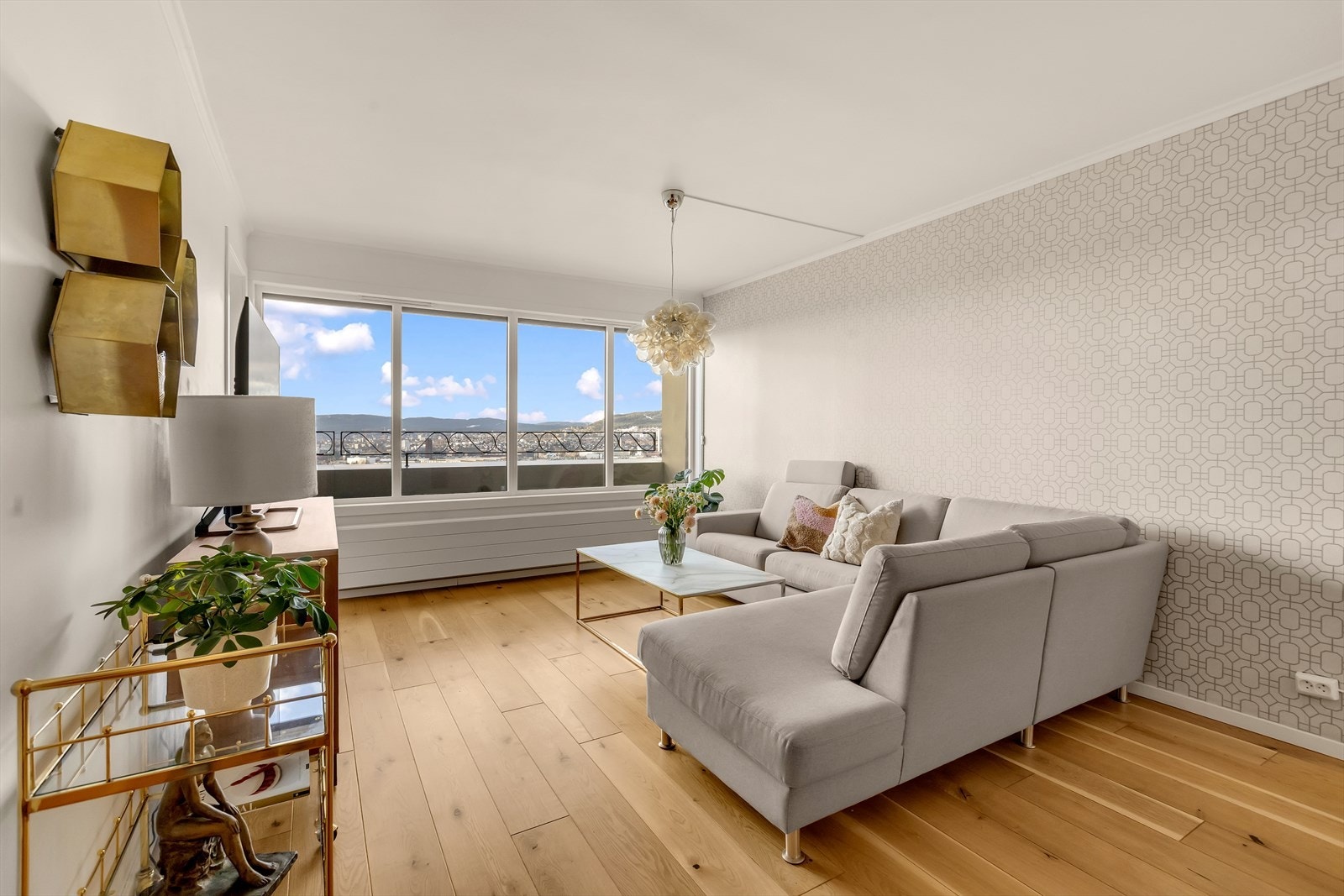 Stuen har naturlig plass til stor sofagruppe - her får du et hyggelig samlingspunkt i hverdagen. Galleribilde