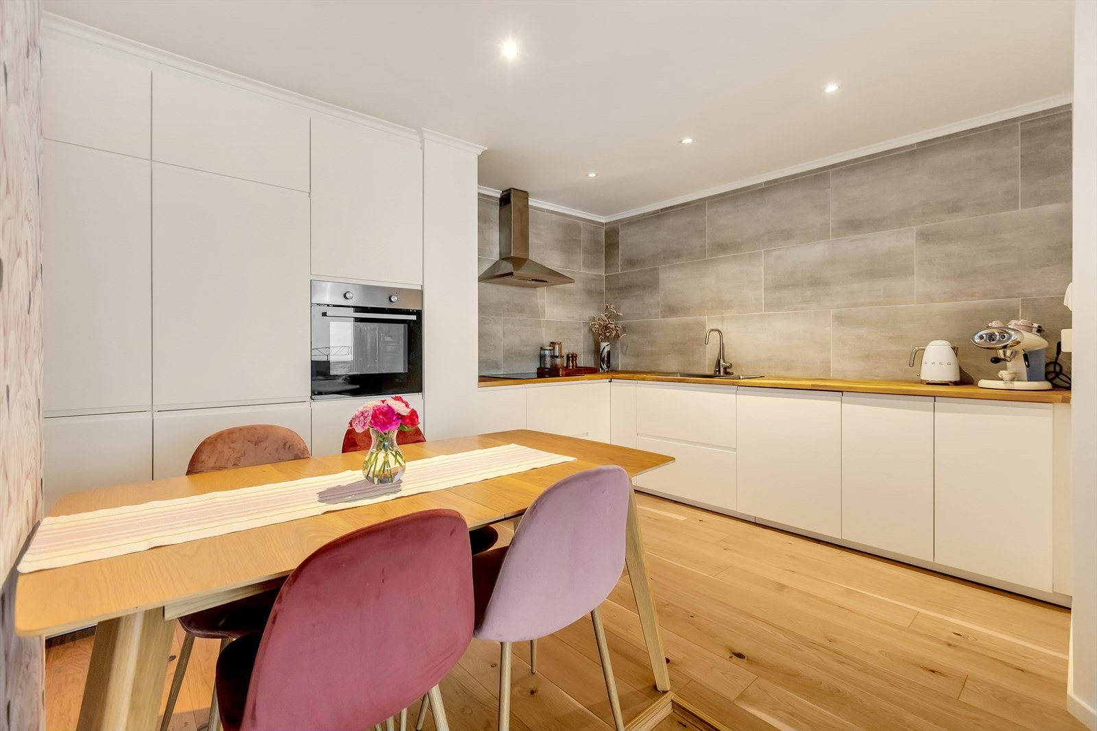 Lyst, pent kjøkken fra 2018. Galleribilde