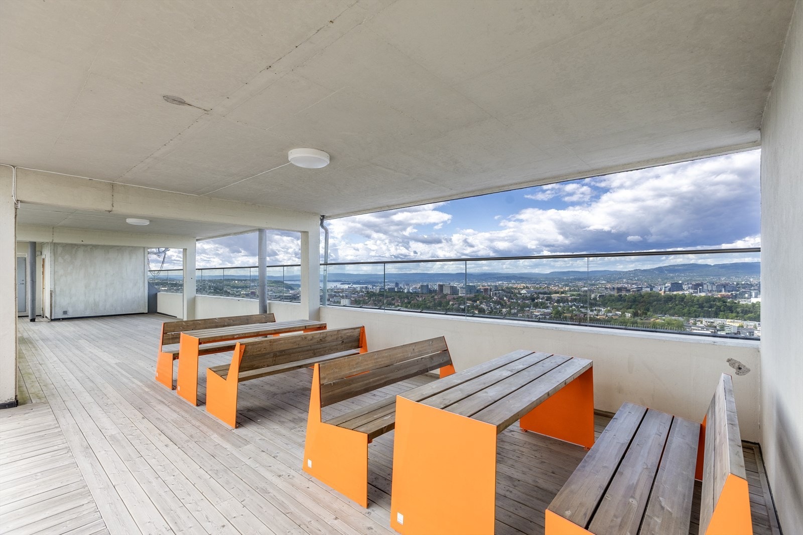 Terrassen har overbygd del og åpen del, samt sittegrupper og solbenker. Galleribilde