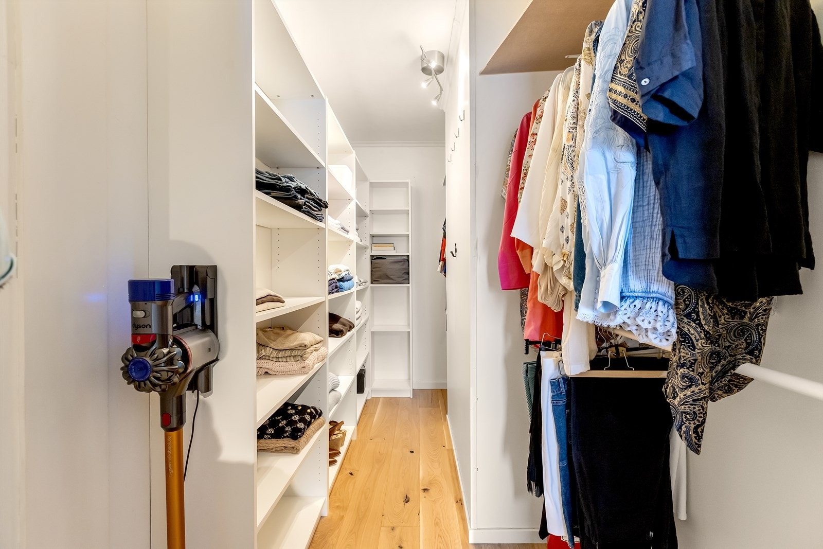 Praktisk walk-in garderobe på soverommet. Galleribilde