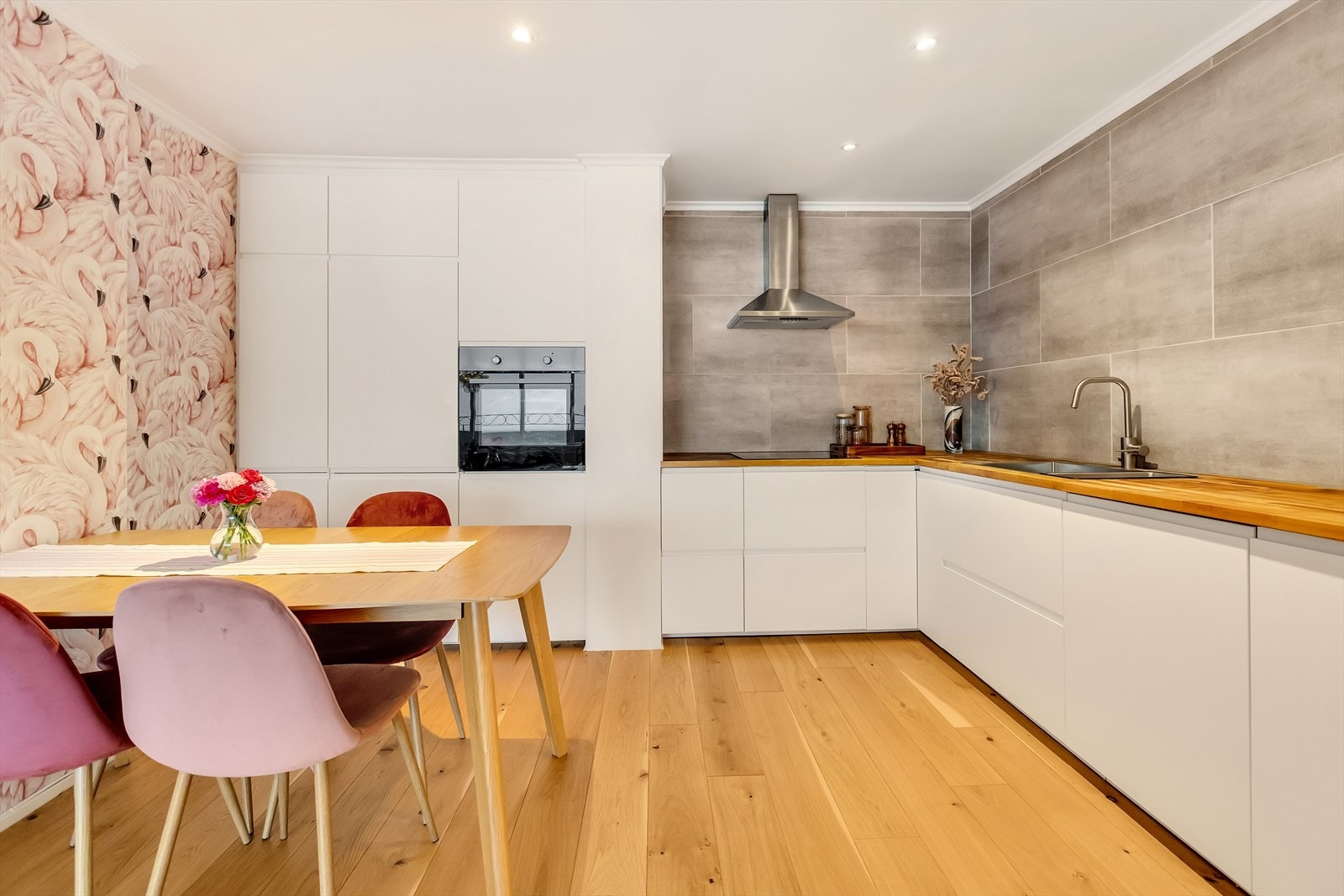 Spiseplass ved kjøkkenet - ideelt for både hverdagsmåltider og gjester. Galleribilde