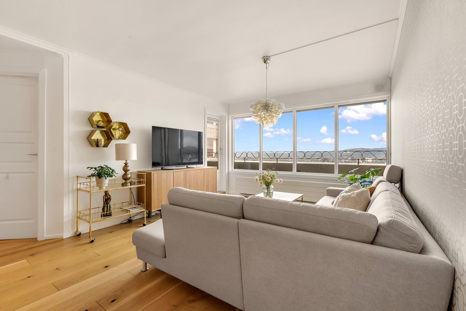 Dette er en stor og moderne 3-roms med fantastisk utsikt og flott beliggenhet. Galleribilde