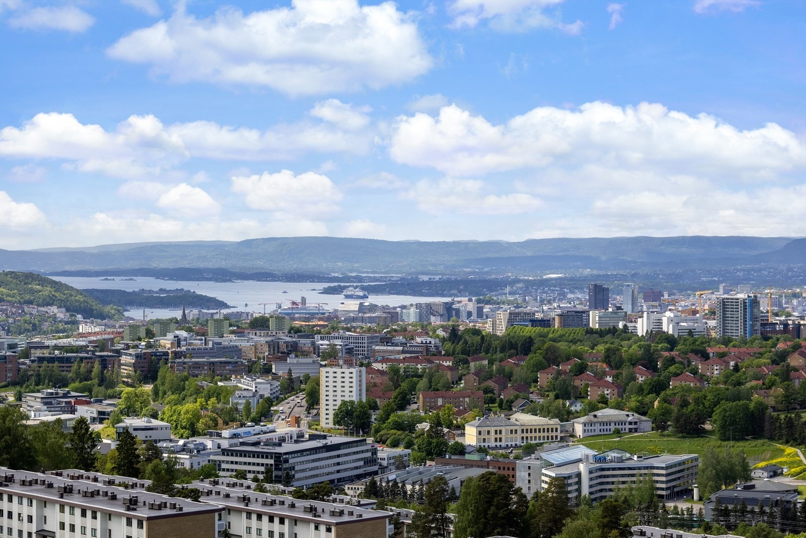 Takterrassen har en spektakulær utsikt som strekker seg over nesten hele hovedstaden til fjorden, Holmenkollen og marka. Galleribilde