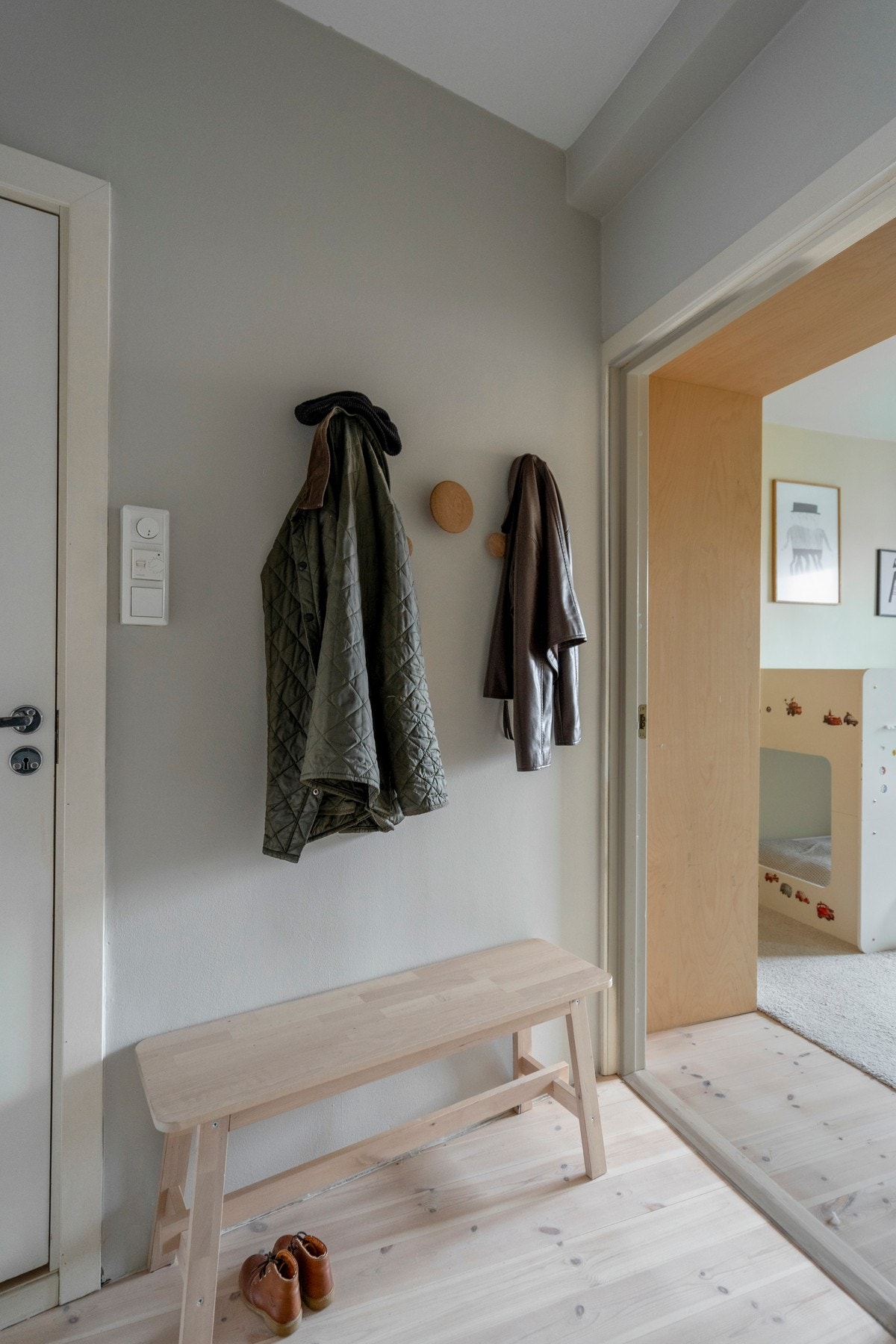 I tillegg til garderobeskap gir gangen plass til både skohyller og oppheng for jakker. Galleribilde