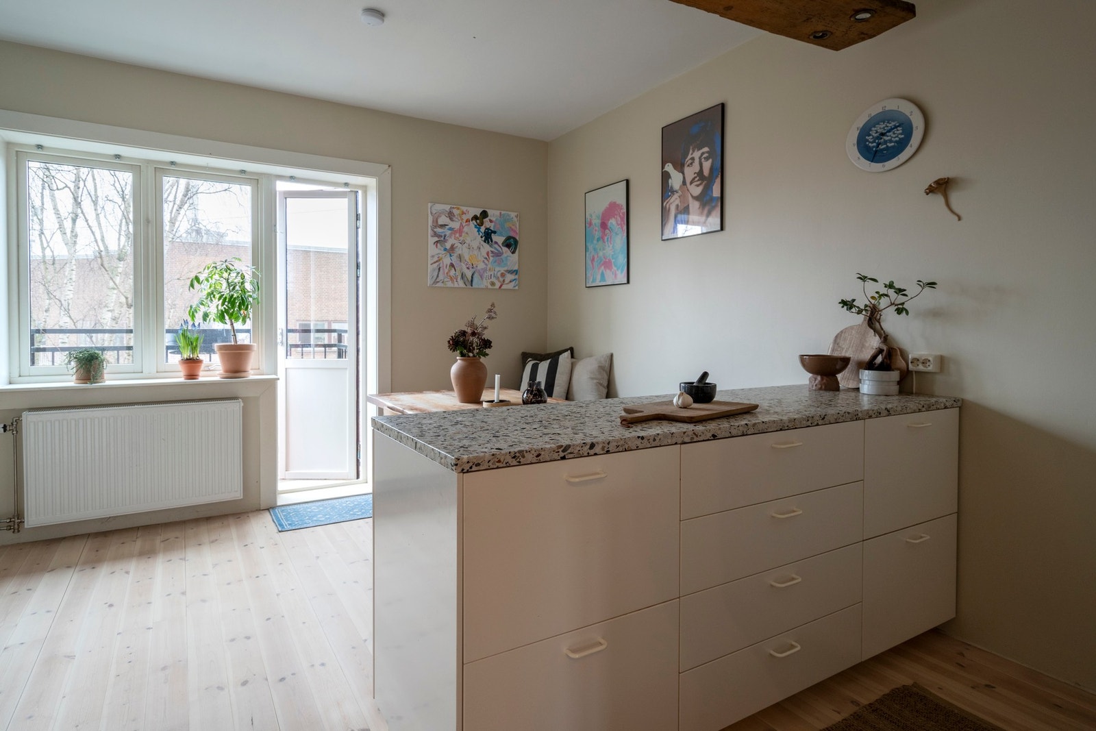 Kjøkkenet ligger i en fin, sosial og åpen løsning med stuen. IKEA-kjøkken fra 2015/2019, oppgradert med store Terrazzo benkeplater. Galleribilde