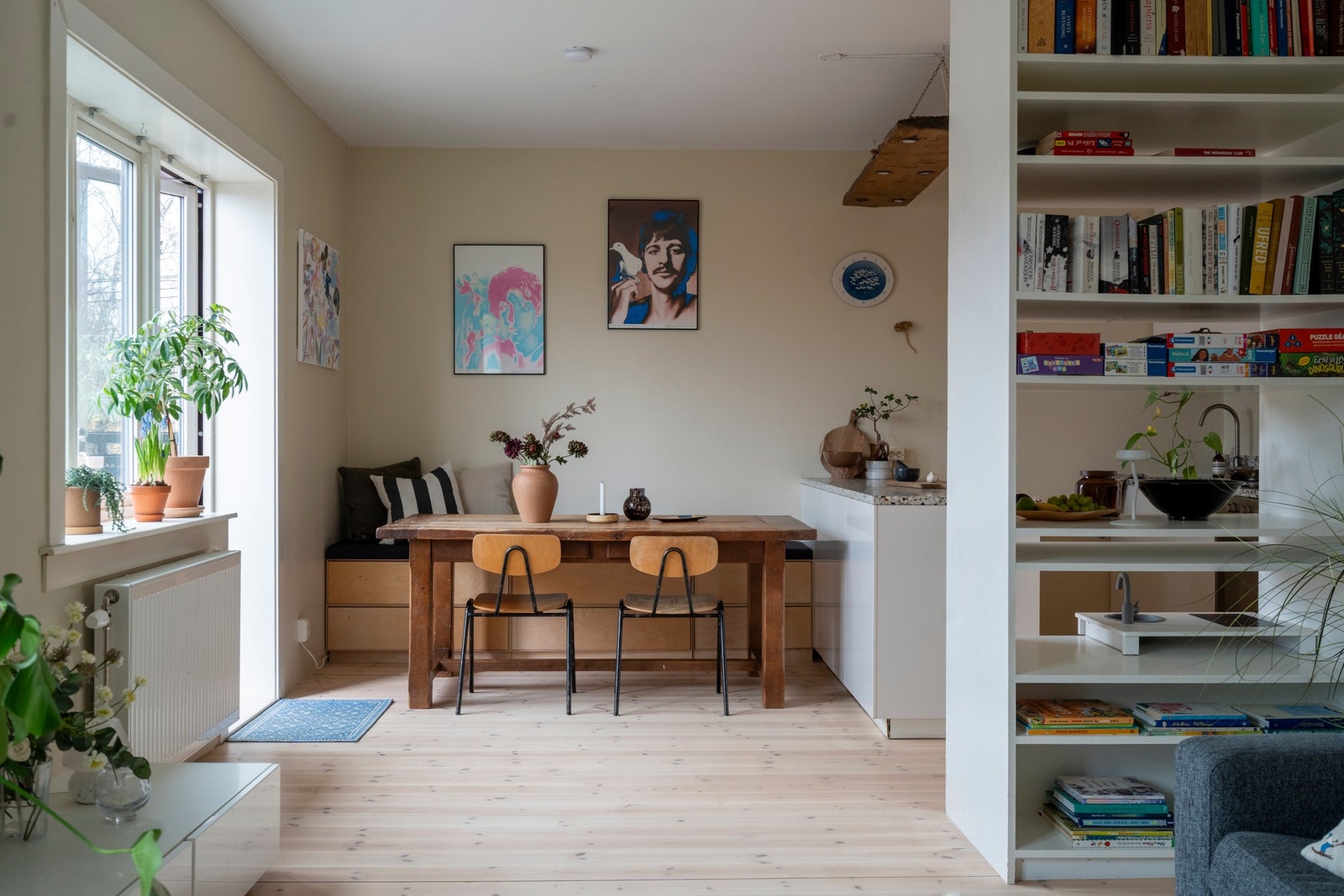 Leiligheten har nyere vinduer og balkongdører fra 2015, 2019 og 2023. Galleribilde