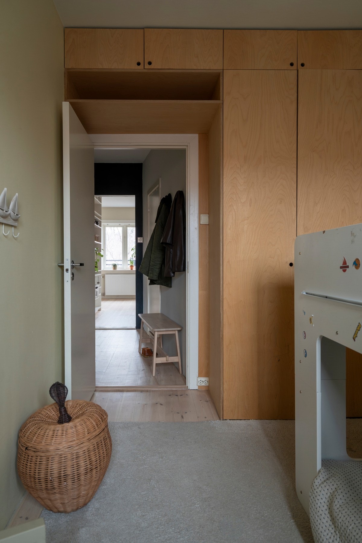 Også dette soverommet er utstyrt med praktiske, arkitekttegnede oppbevaringsløsninger som følger med boligen. Galleribilde