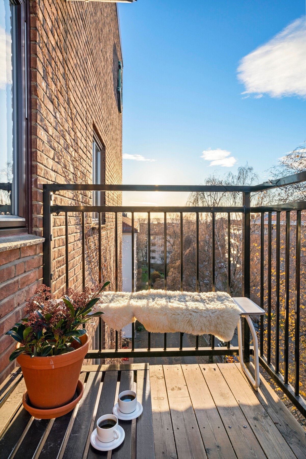 Fra stuen har du utgang til en solrik vestvendt balkong med god utsikt! Galleribilde