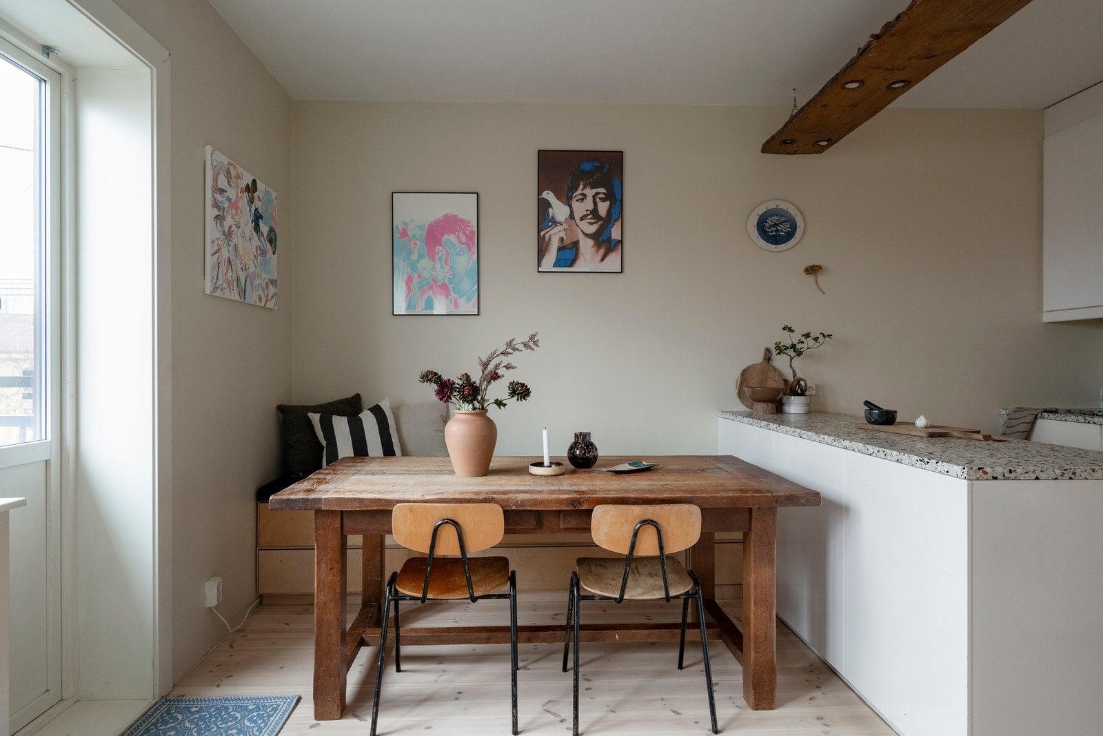 Ved kjøkkenet får du en hyggelig spiseplass, samtidig som stuen gir rom for langbord ved større sammenkomster. Galleribilde