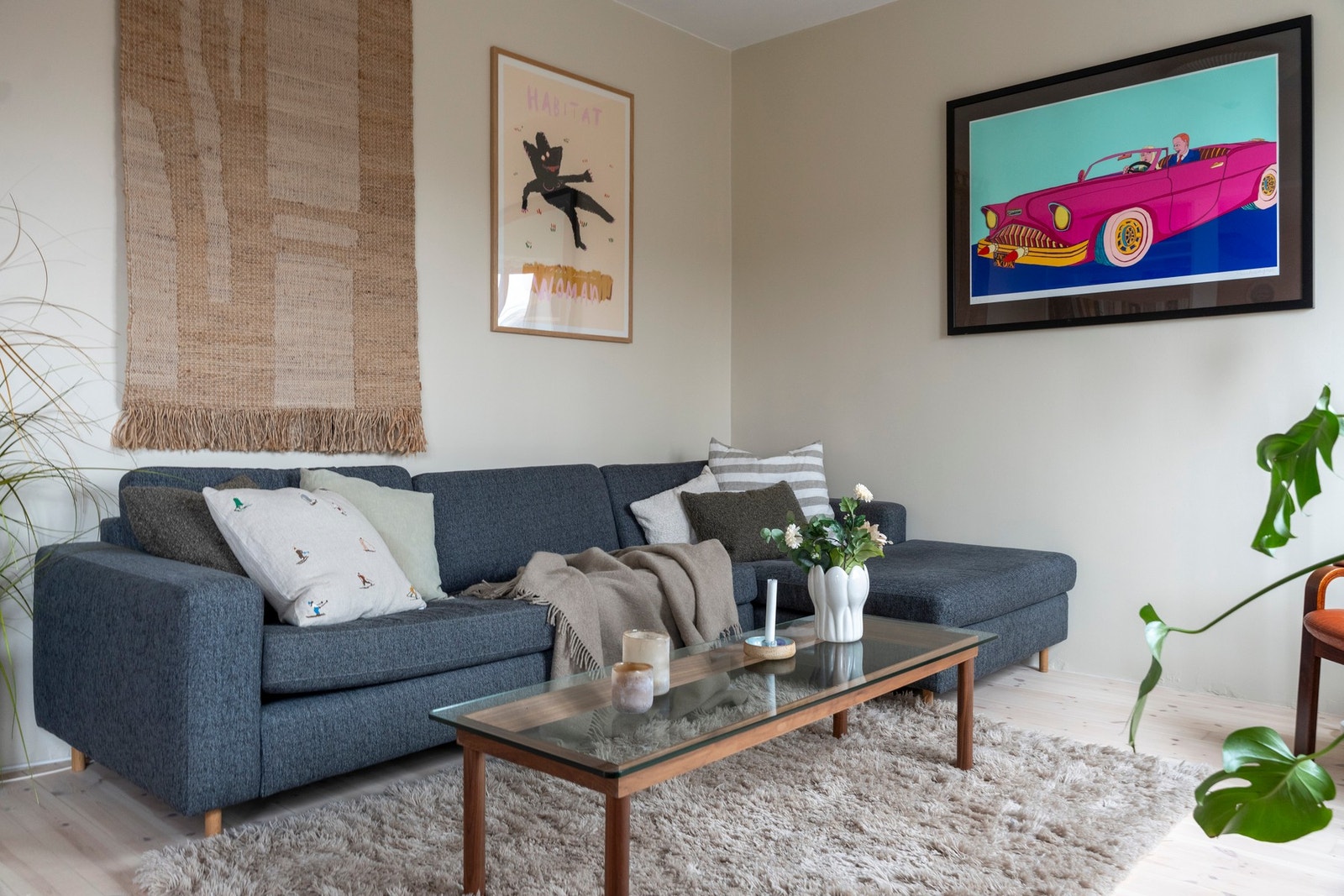 Leiligheten er malt i pene tidsriktige farger og har et nydelig, lyst tregulv. Galleribilde