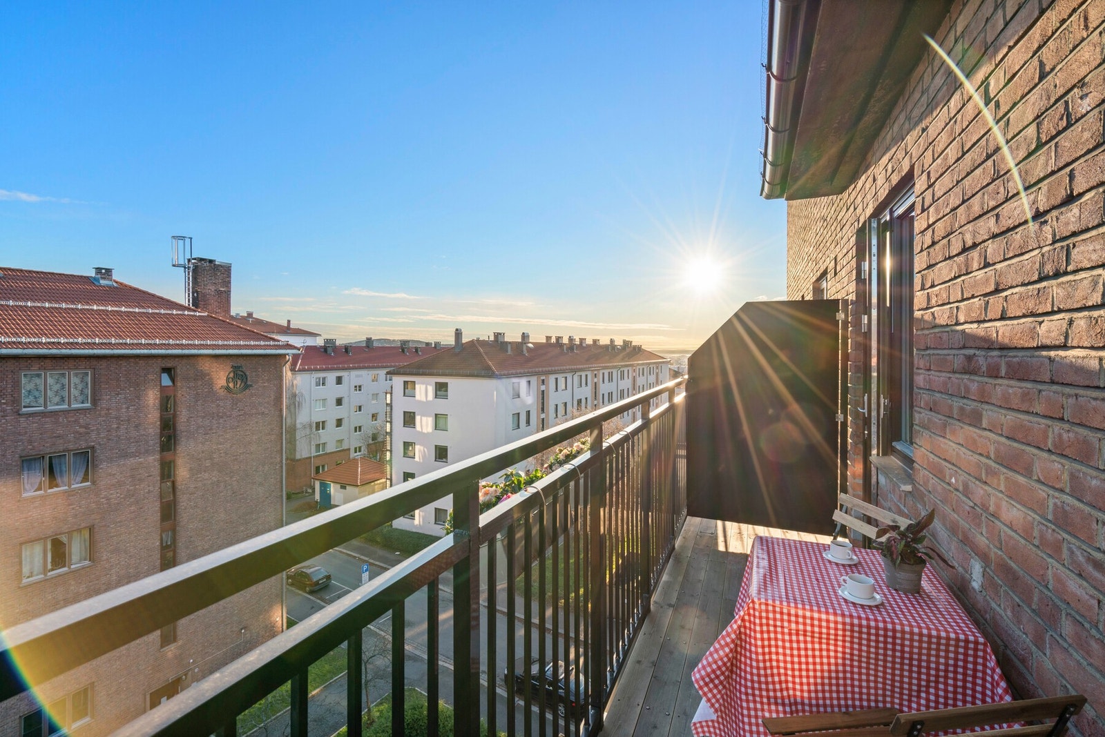Idyllisk beliggenhet mot den frodige og rolige bakgården som er pent opparbeidet. Galleribilde