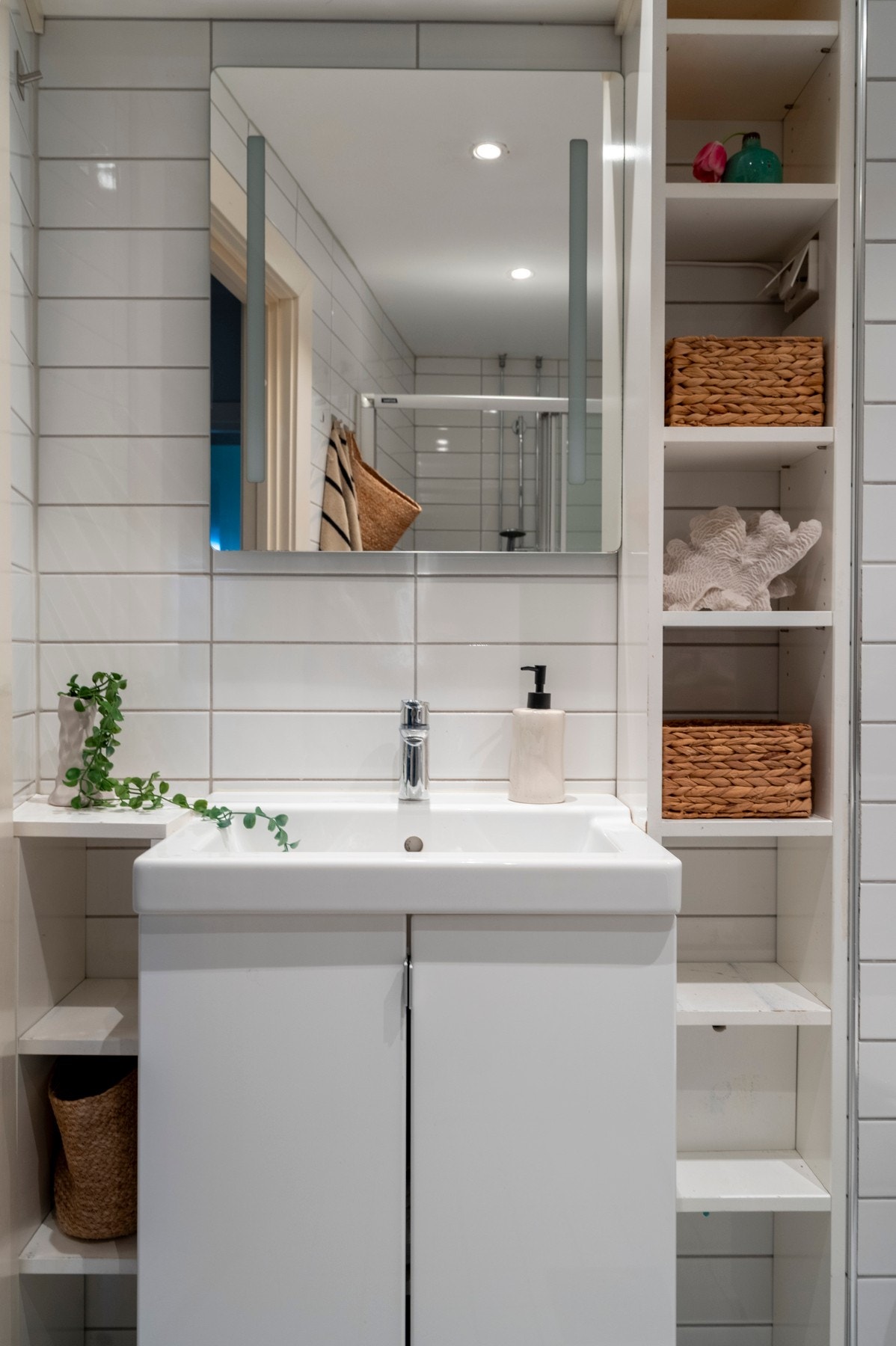 Masse oppbevaringsplass, stikkontakt og nytt dusjbatteri. Galleribilde