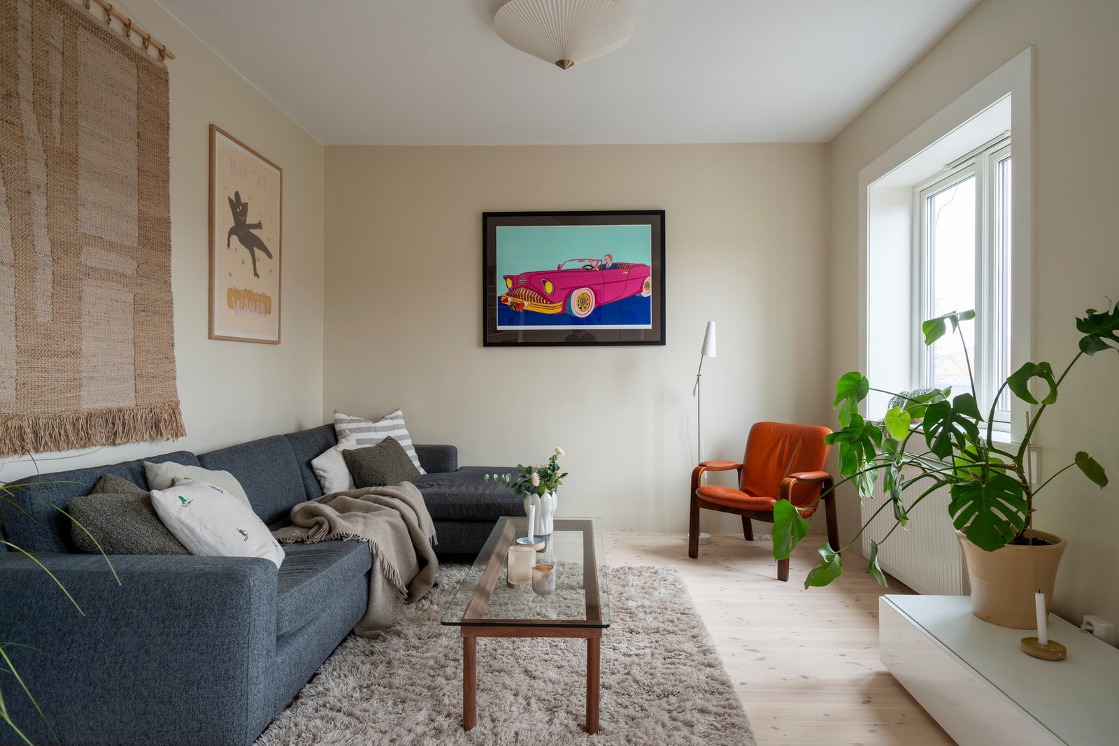 Leiligheten ligger i byggets 5. etasje, og har en gjennomgående og god planløsning med balkong både mot vest og øst. Galleribilde