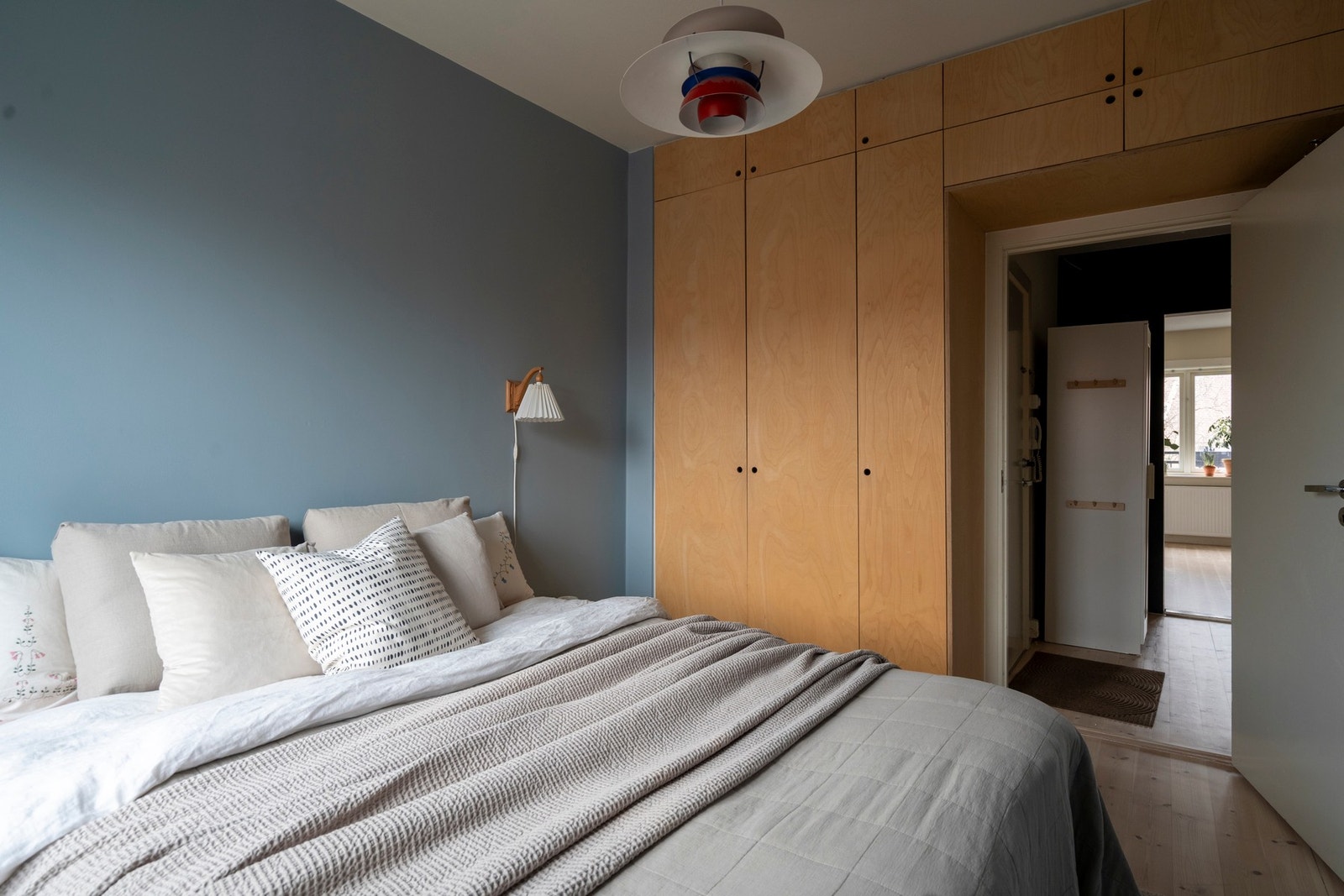 Hovedsoverommet har arkitekttegnede oppbevaringsløsninger som er både praktiske og gir et stilrent uttrykk. Galleribilde