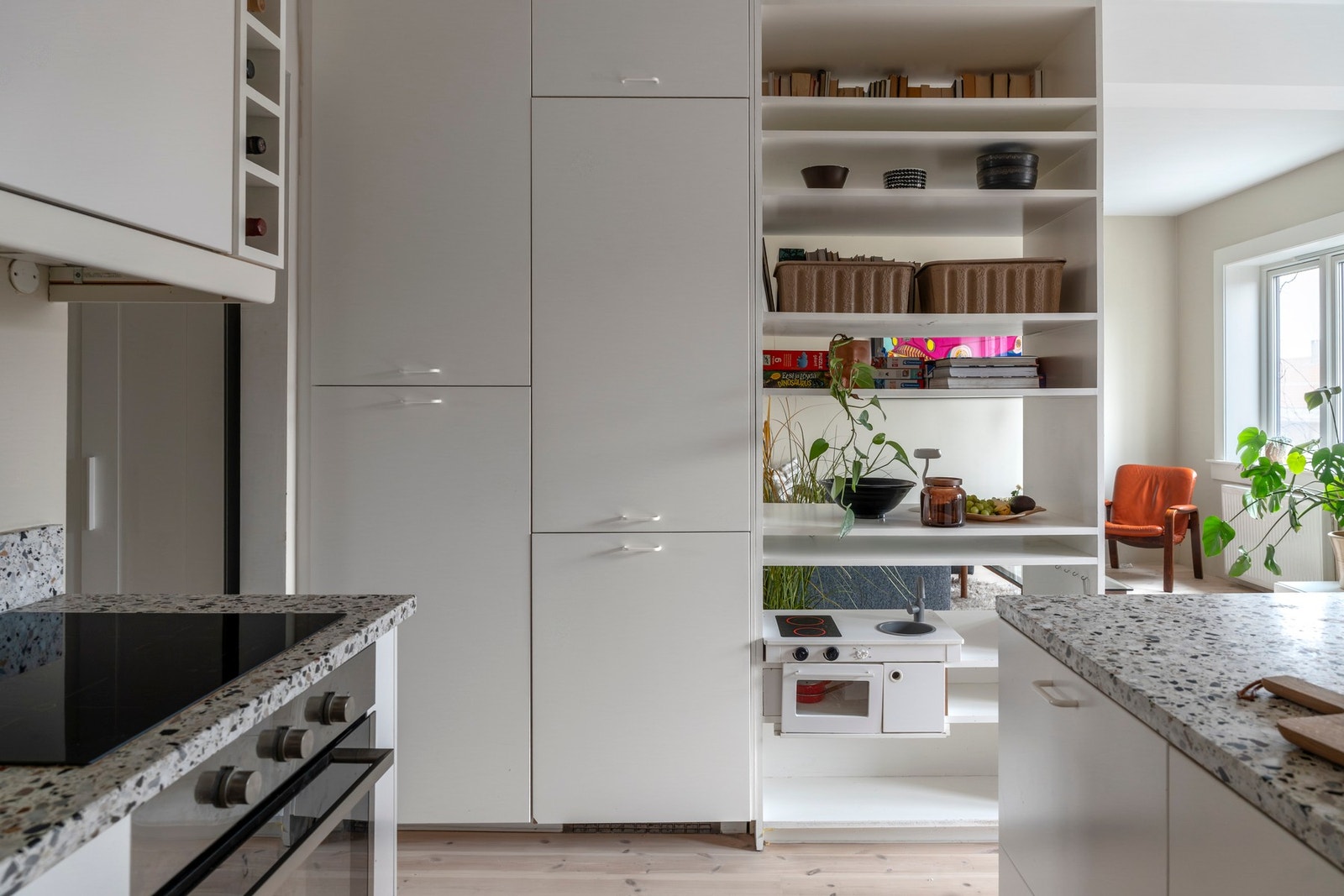 God standard med oppvaskmaskin fra 2026 og glatte, stilrene fronter. Galleribilde