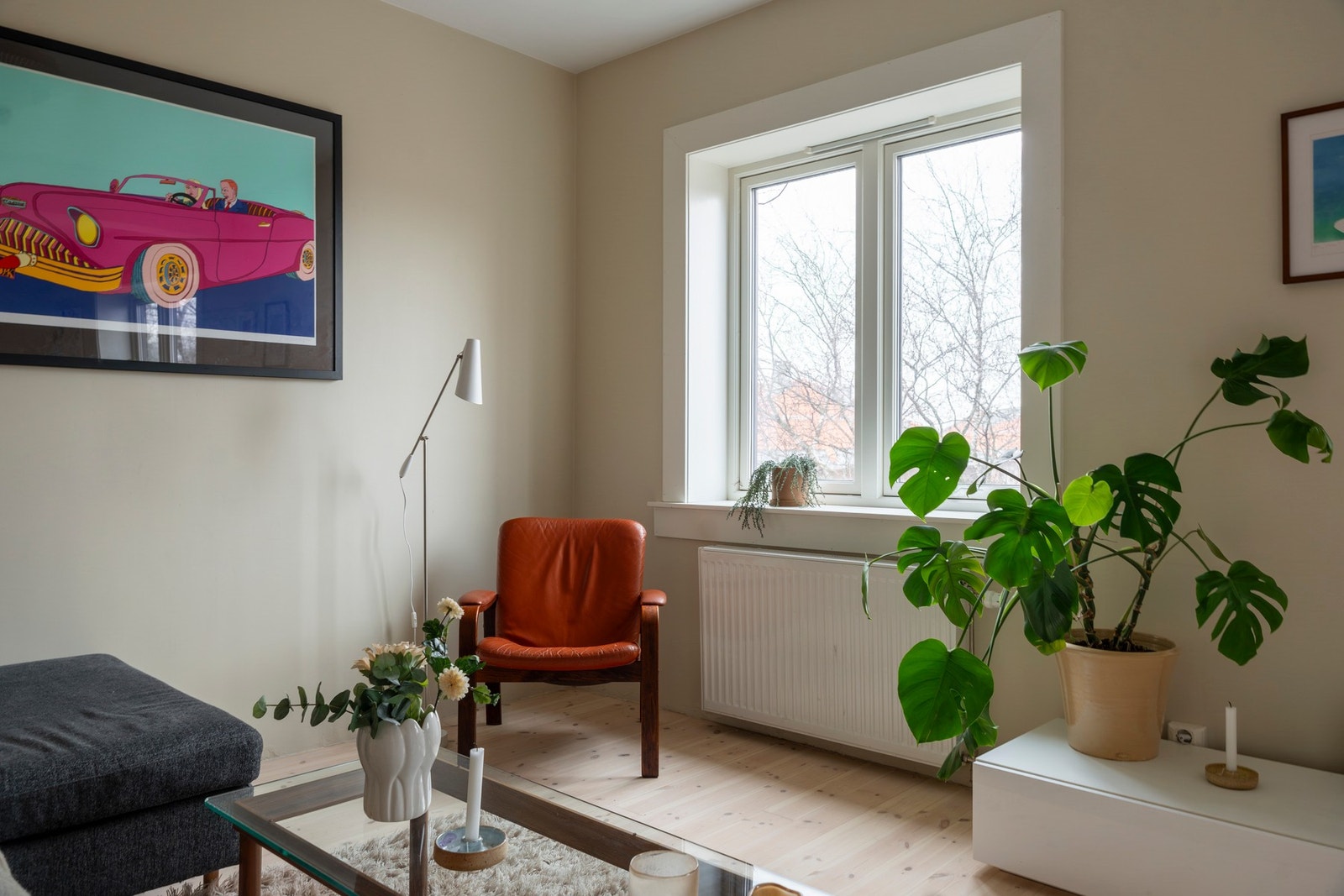 Leiligheten har store vindusflater som slipper inn rikelig med naturlig lys - selv på grå dager! Galleribilde