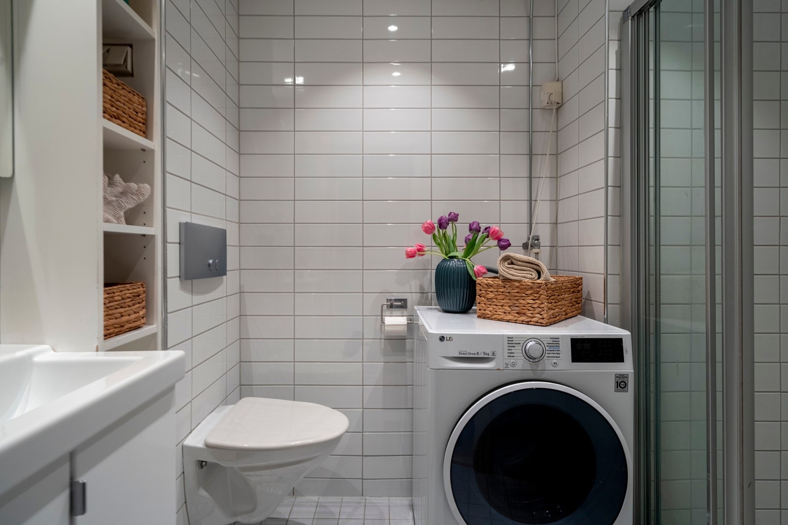 Leiligheten har et lyst og tidløst flislagt baderom som ble pusset opp i regi av brl. i 2006. Galleribilde