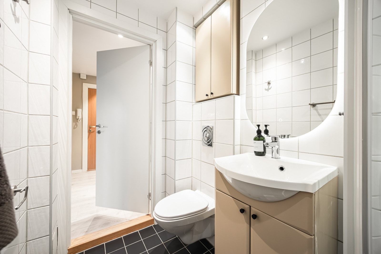 Her får du plass til servantinnredning, dusjnisje, vegghengt toalett og vaskemaskin Galleribilde