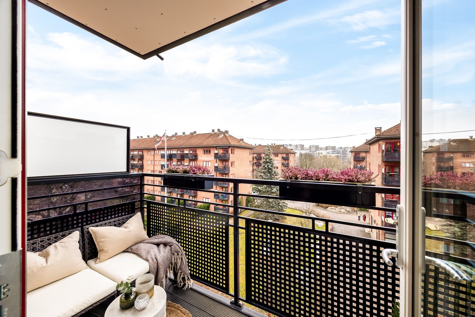 Fra stuen har du utgang til romslig, solrik balkong på ca. 4 m² Galleribilde