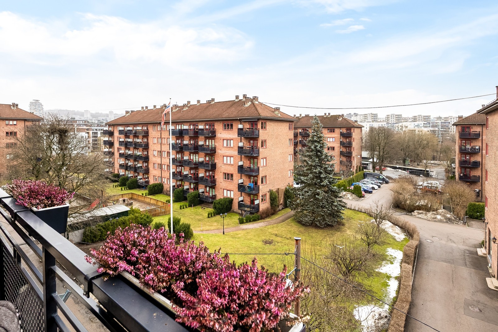 Flott utsyn mot hyggelig grøntarealer Galleribilde