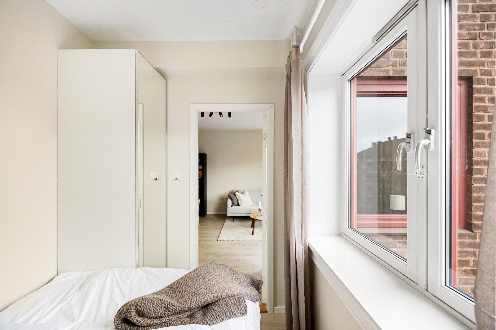 Her får du plass til stor dobbeltseng, nattbord og garderobeskap Galleribilde