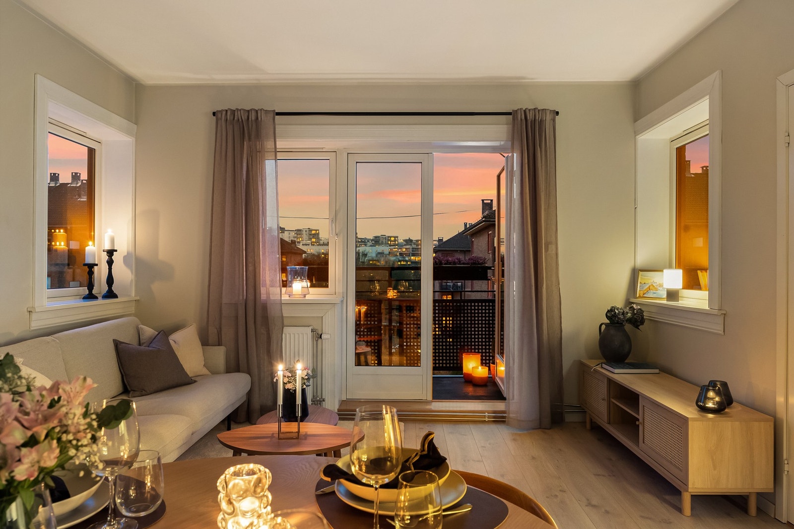 Leiligheten oppleves lun med en hyggelig atmosfære på kveldstid Galleribilde