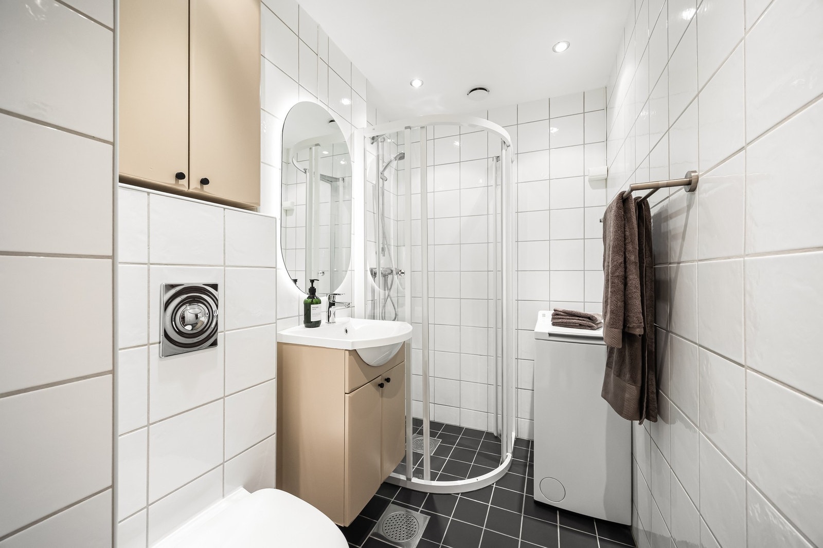 Flislagt baderom av generøs størrelse med varmekabler Galleribilde