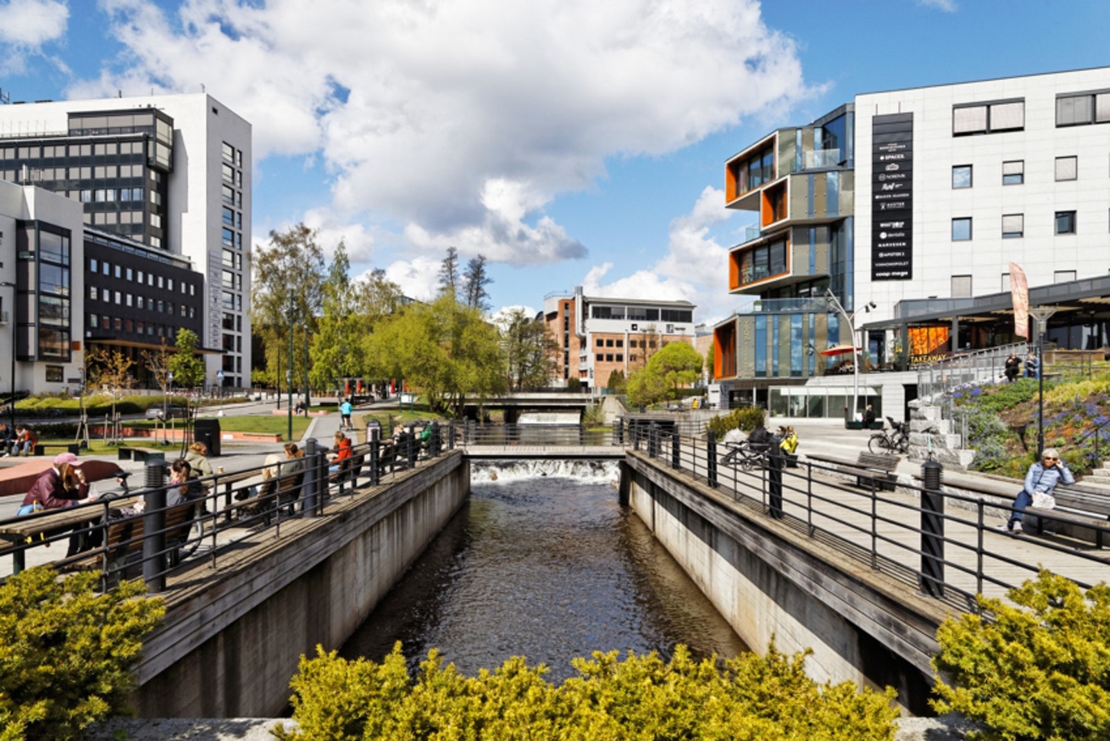 Nydalen er en levende bydel langs Akerselva. Bydelen har den siste tiden gjennomgått en spennende utvikling og har blitt til et bydelssenter hvor studenter, par og familier kan finne seg godt til rette Galleribilde