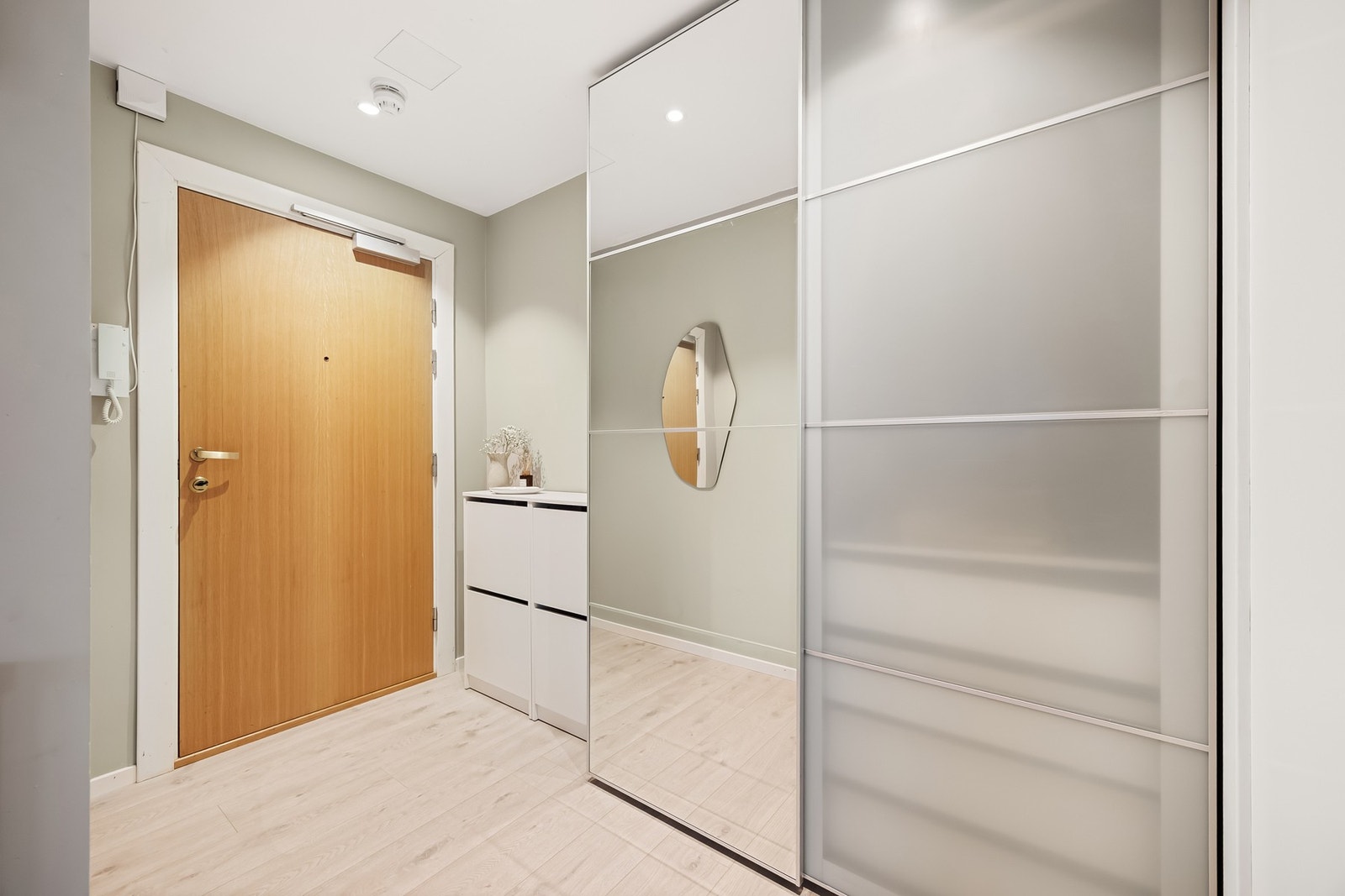 Innbydende med praktisk oppbevaring for yttertøy og sko. Videre er det installert calling anlegg Galleribilde