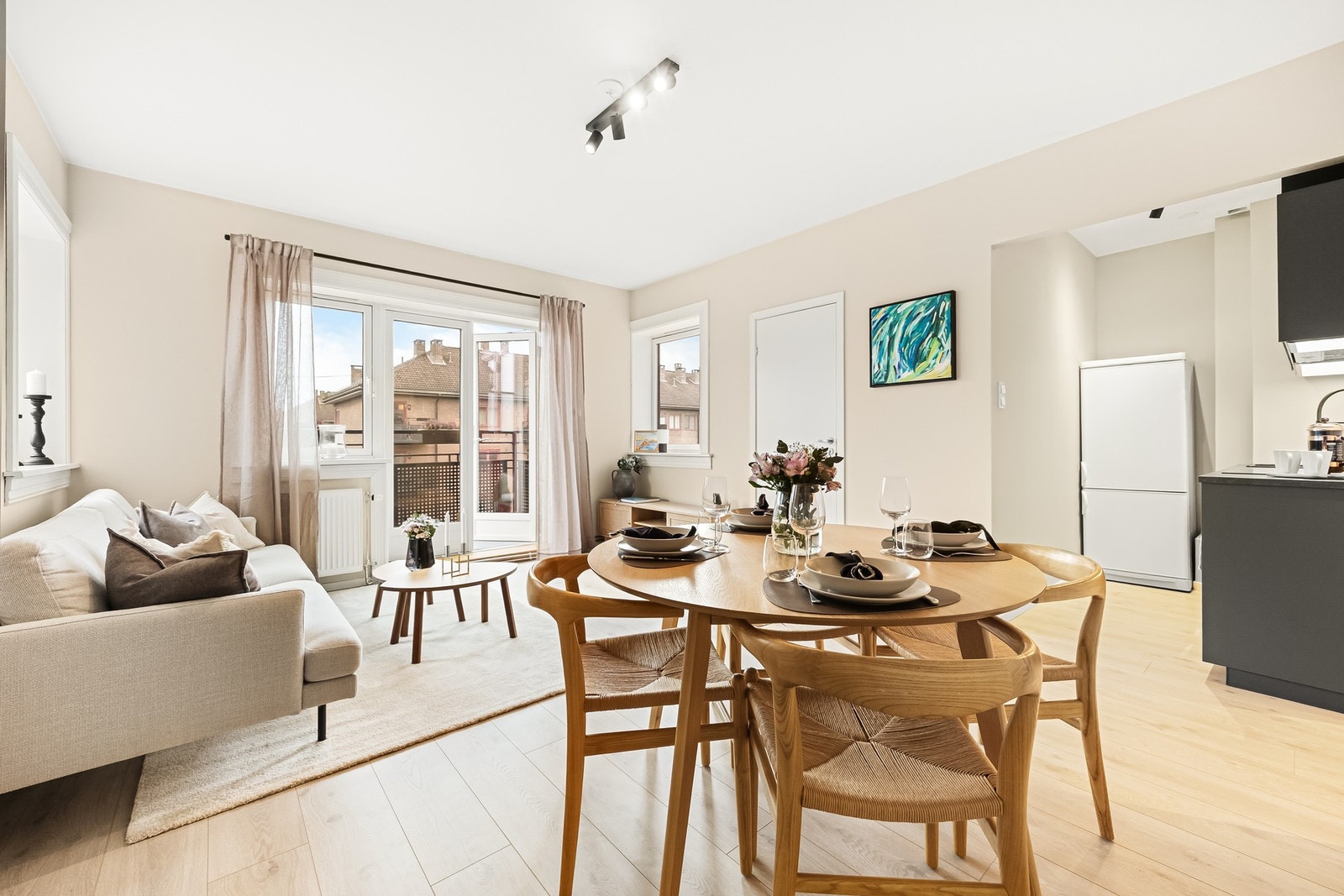 Lyst nytt gulv, slette malte overflater og rikelig med naturlig lysinnslipp Galleribilde