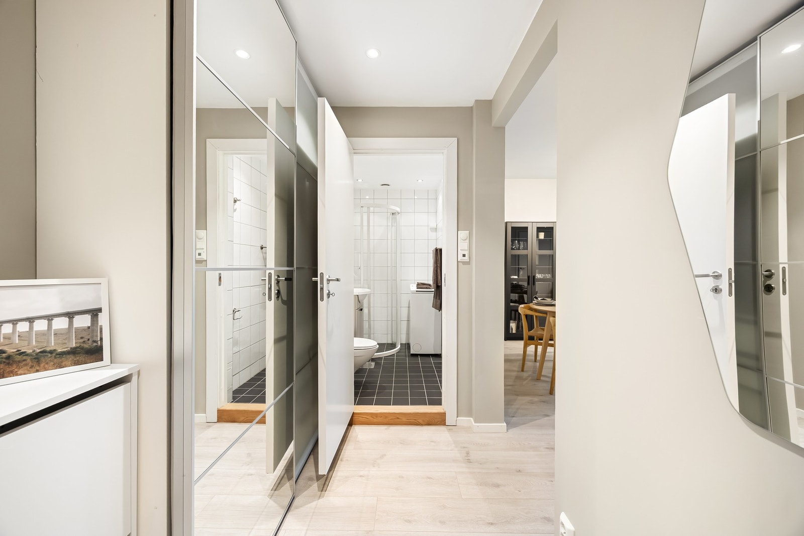 Himlingen i entrèen er senket for å få downlights Galleribilde