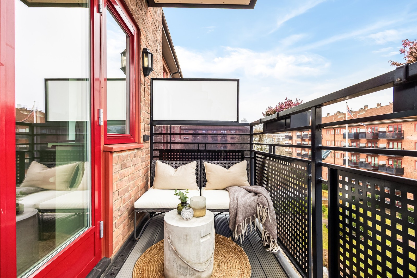 Her har du plass til sittegruppe med tilhørende møblement, hyggelig beplantning og grill Galleribilde