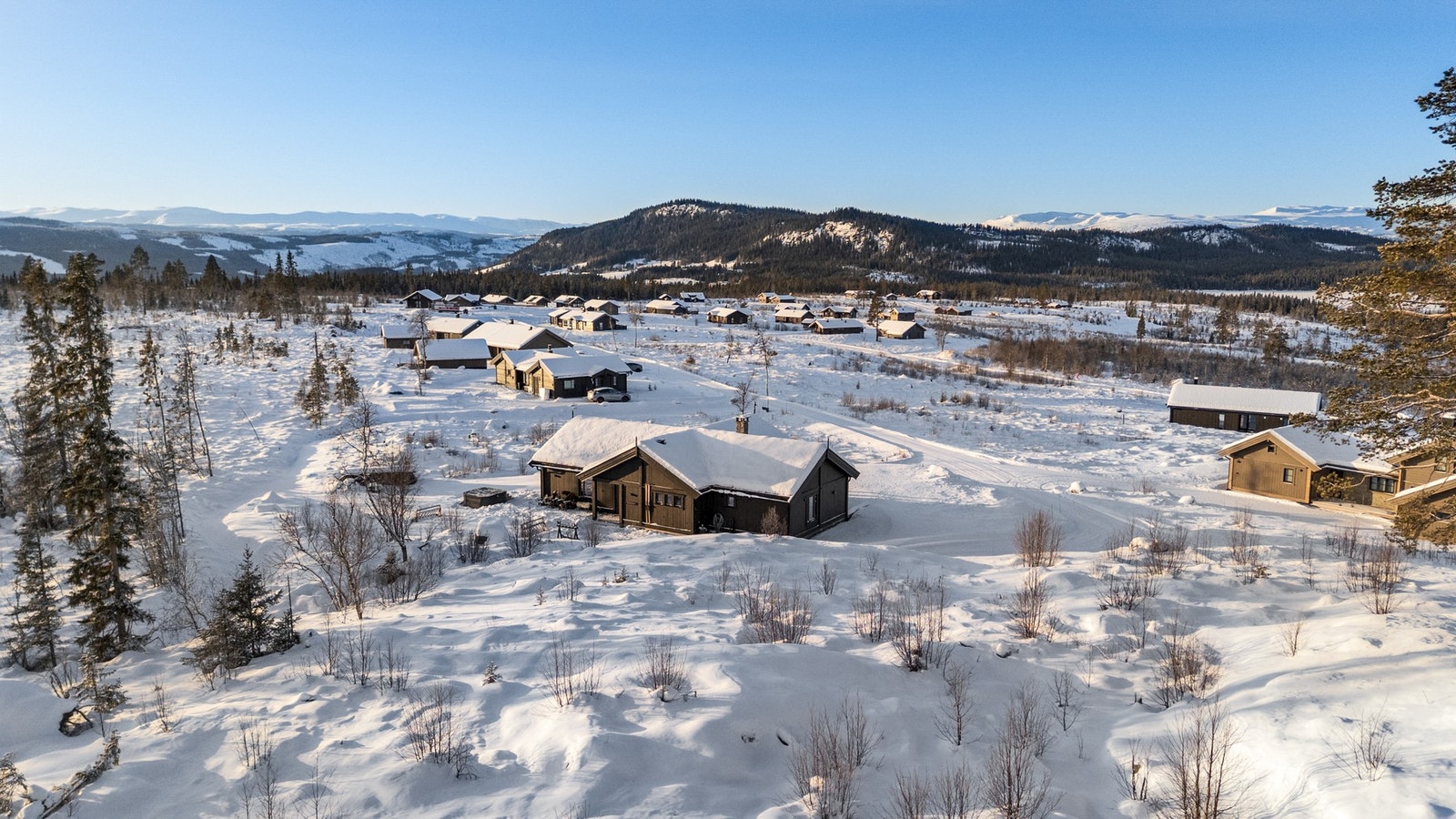 Langsua Nasjonalpark ligger en kort kjøretur unna og her kan man vandre i vakker natur. Storeskag (1685 moh.) og Nordre Langsua er markerte landemerker med storslått utsikt Galleribilde