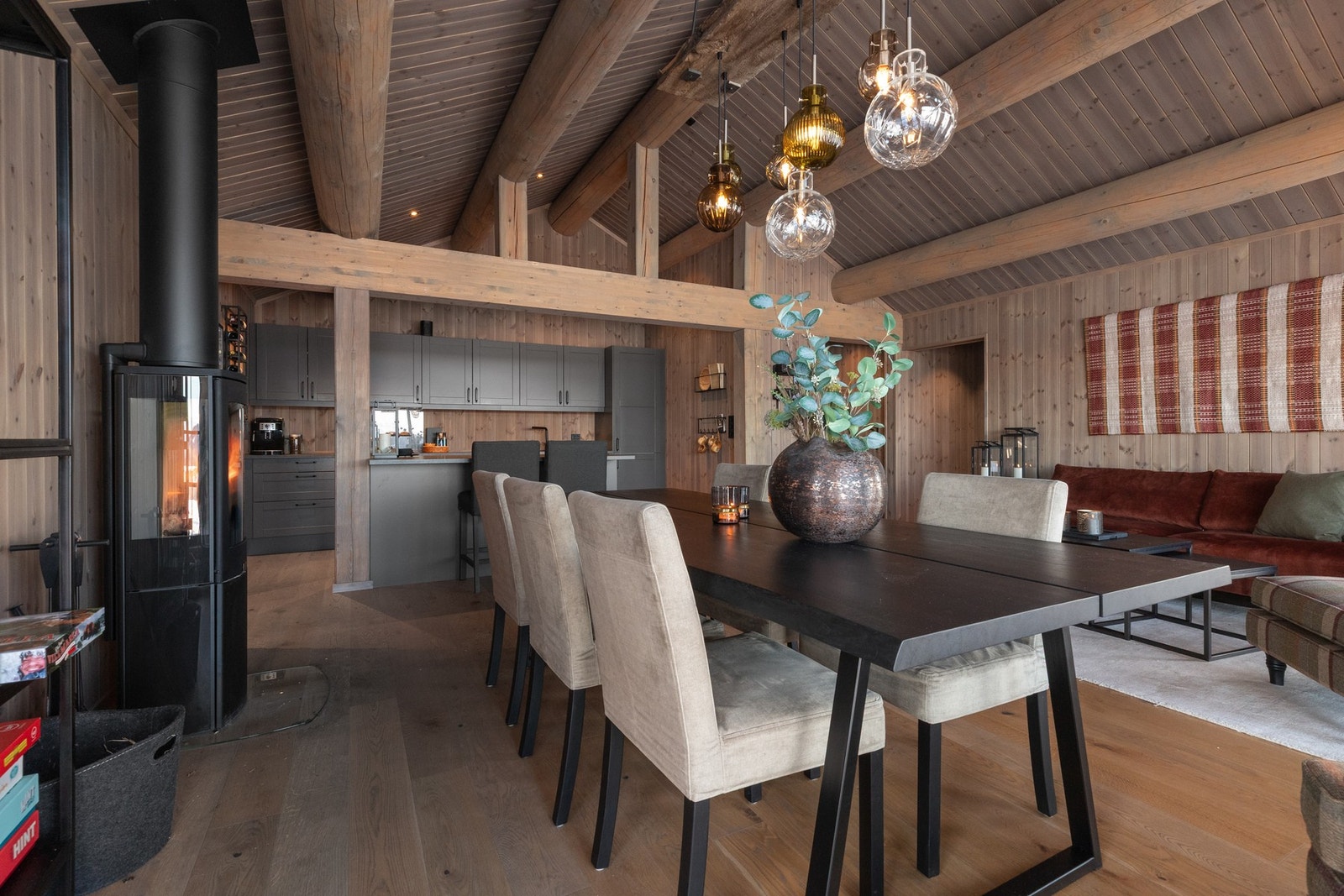 Stuen har god plass til både sofagruppe og spisebord - perfekt for lange middager, brettspillkvelder eller rolige stunder foran peisen Galleribilde