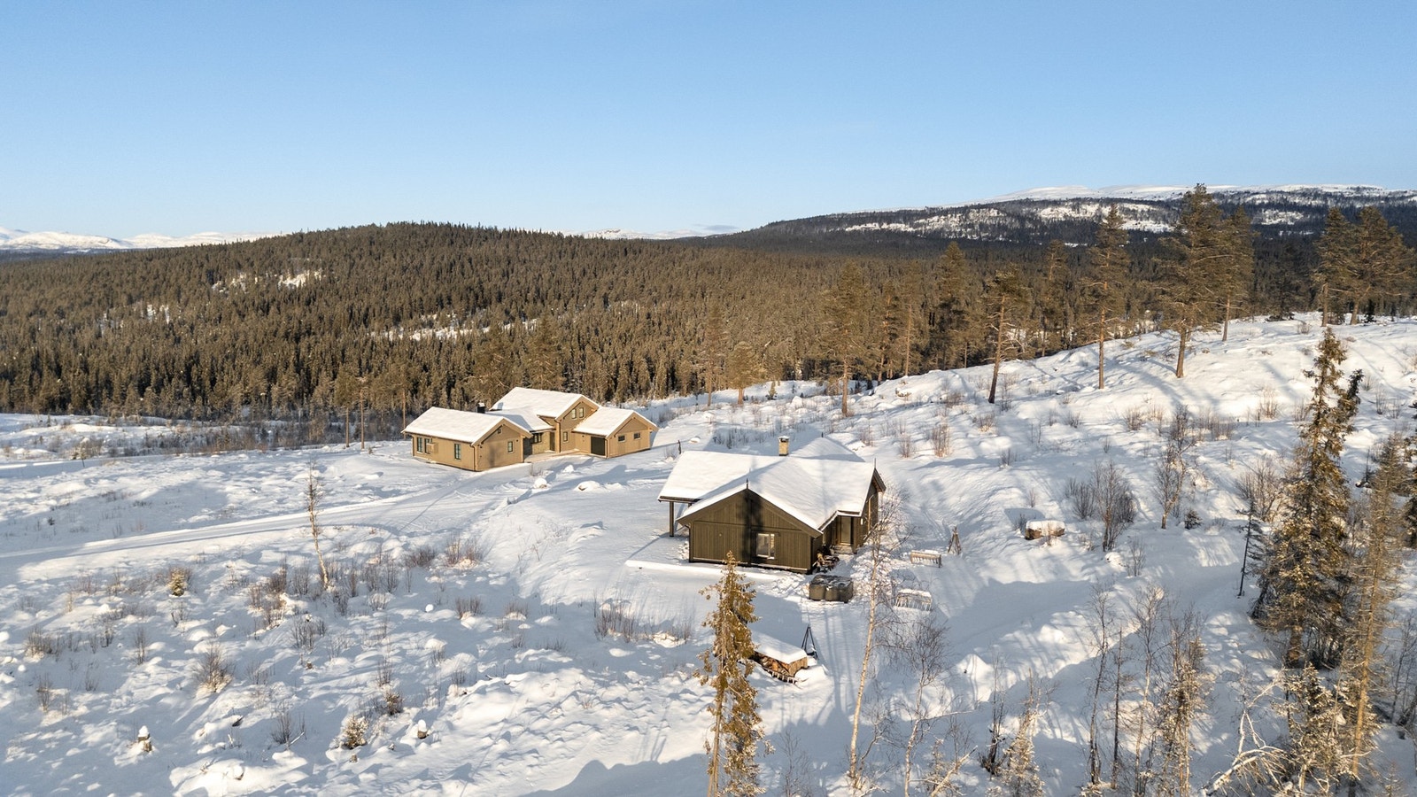 Området byr på fantastiske turmuligheter året rundt, med stier og fjellterreng som kan ta deg med på store naturopplevelser - enten du foretrekker rolige rusleturer eller mer krevende toppturer Galleribilde