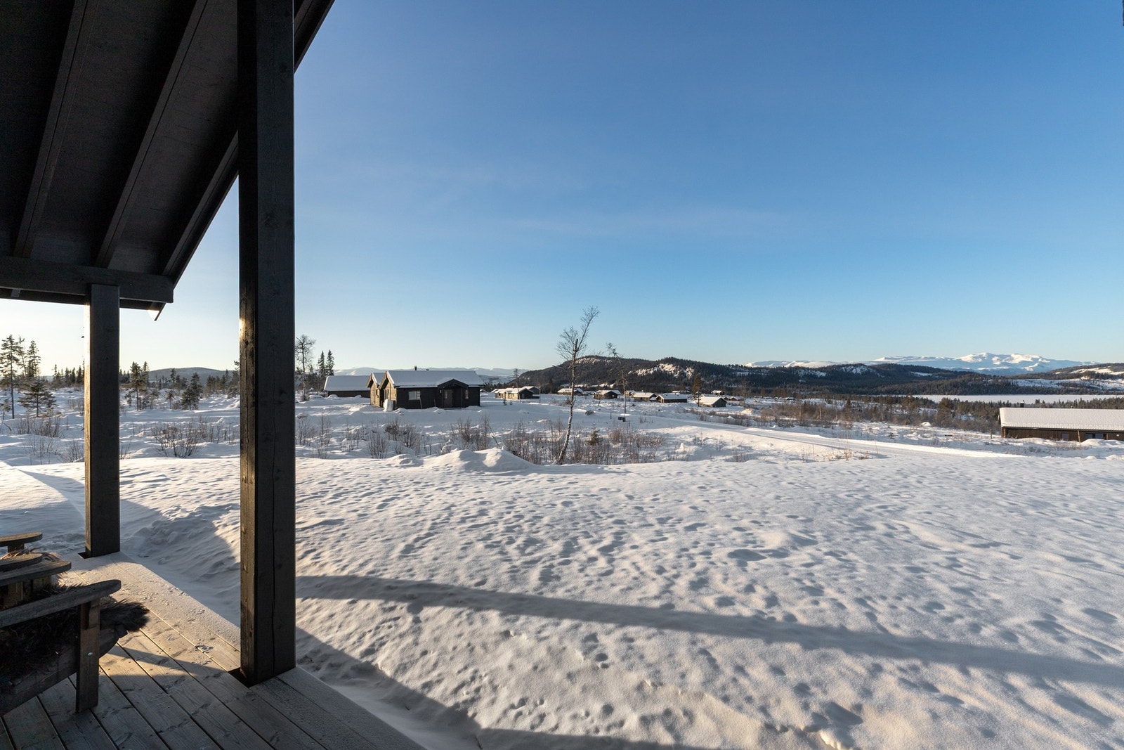 Rundt bålpanna eller på terrassen har man ettermiddag- og kveldssolen til den går ned bak fjella Galleribilde