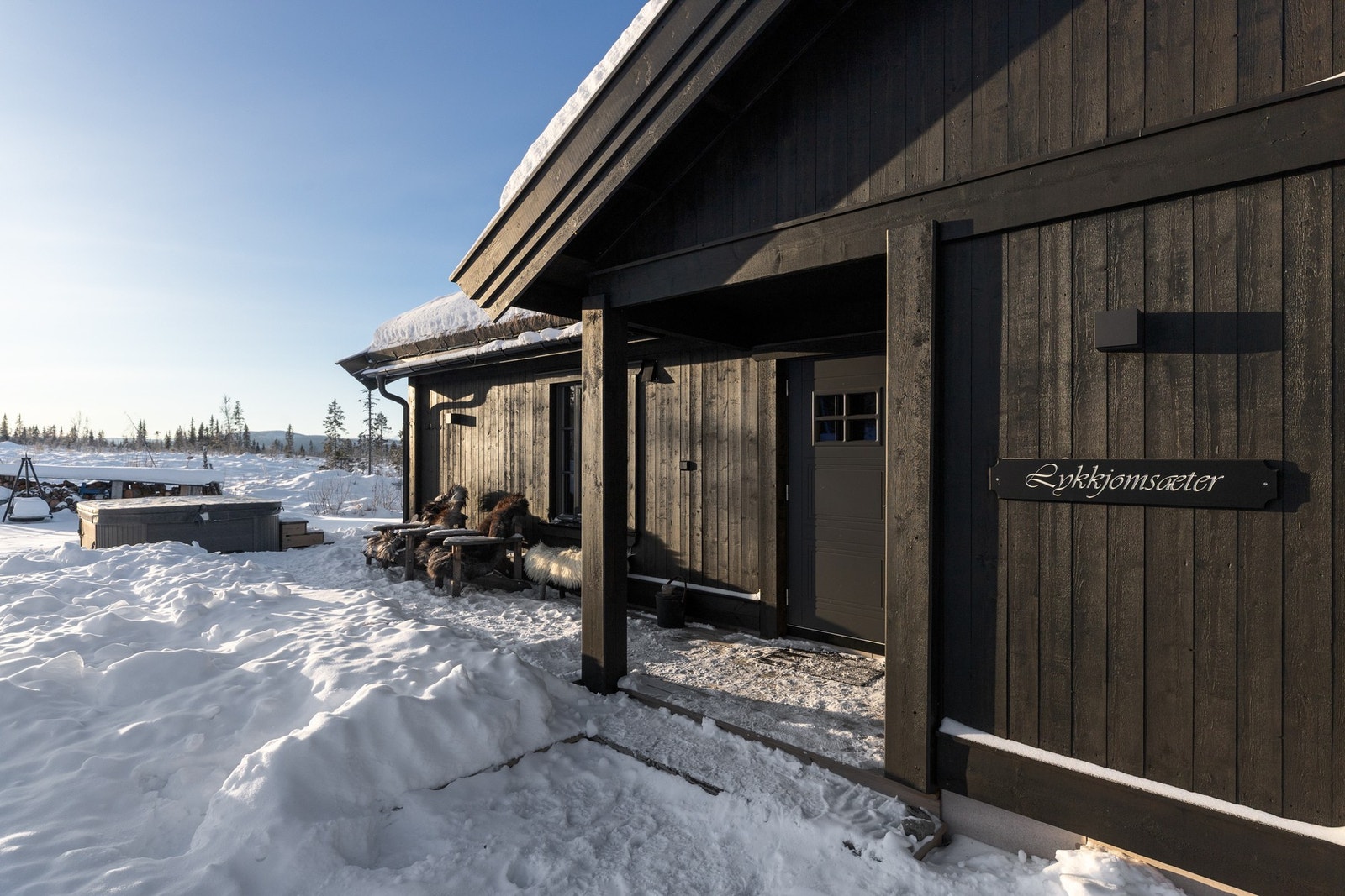 Utekran er etablert på baksiden ved boden. Veldig kjekt om utstyr, sykler barn og firbente må vaskes etter en god dag ute.
EL-bil-lader er plassert ved inngangen, rett ved boden Galleribilde
