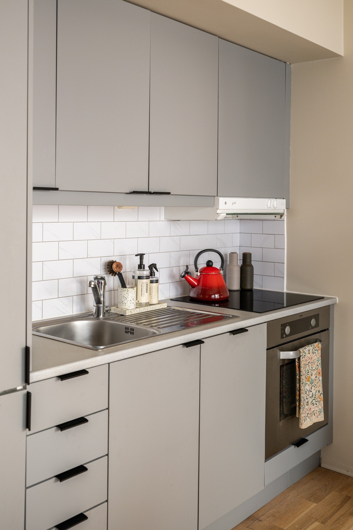 Kjøkkenet er utstyrt med medfølgende integrerte hvitevarer som nedfelt platetopp, stekeovn, oppvaskmaskin og kjøleskap med frysedel. Galleribilde