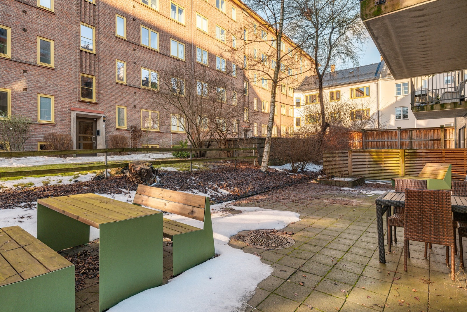 Hellebelagt bakgård med sittegrupper. Galleribilde