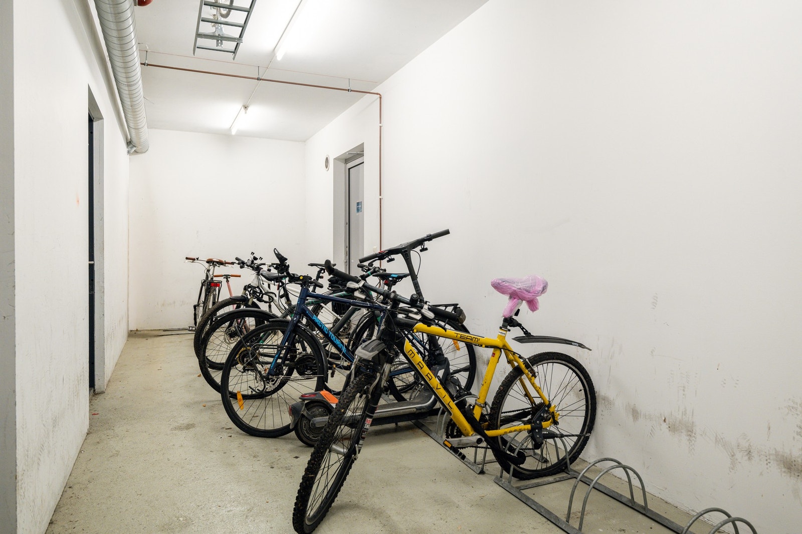 I 1. etasje er det også felles sykkelrom med inngang fra både oppgang og felles bakgård. Galleribilde