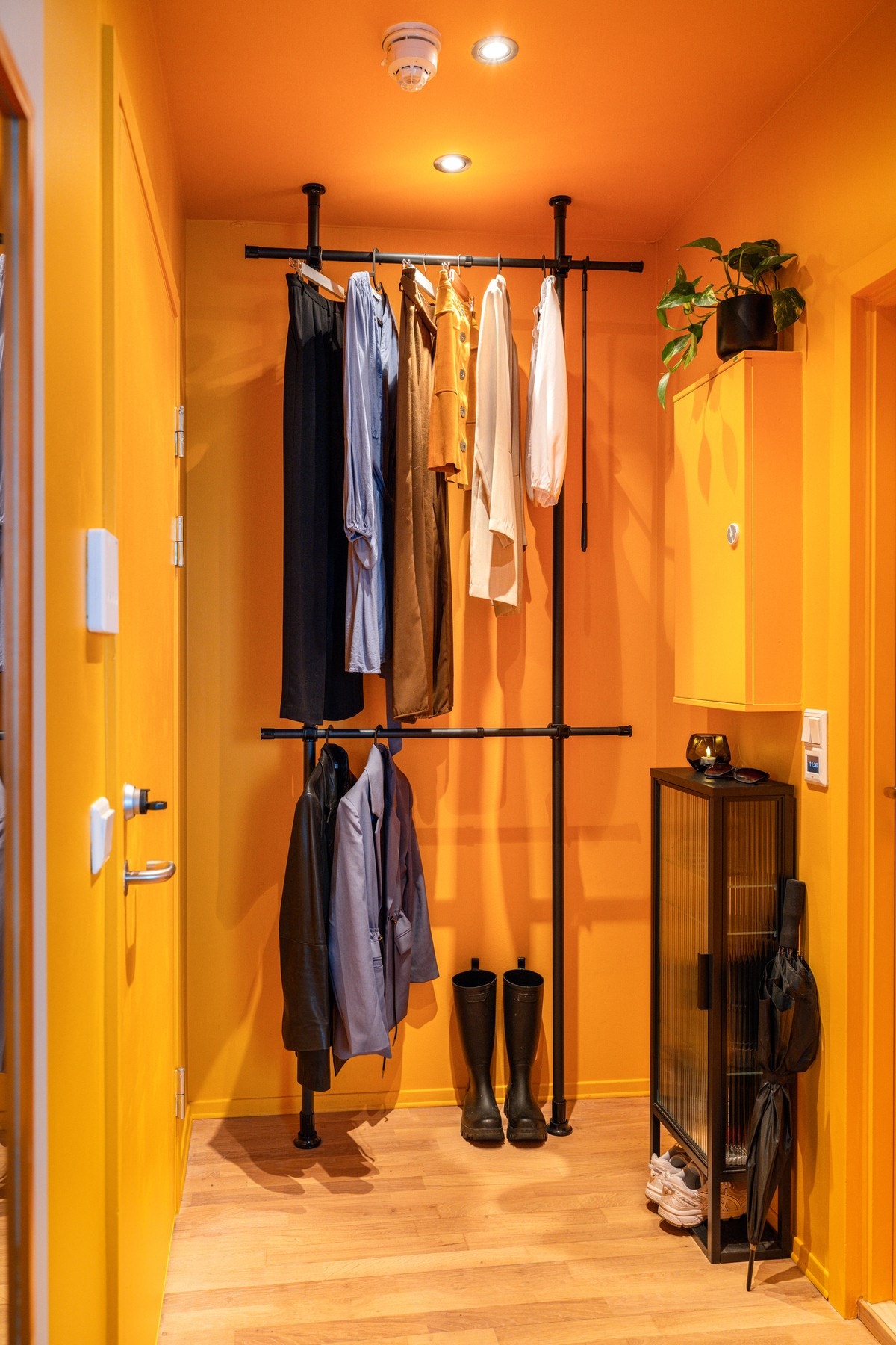 Du ønskes velkommen inn i en hyggelig entré med plass til sko og oppheng av yttertøy. Galleribilde