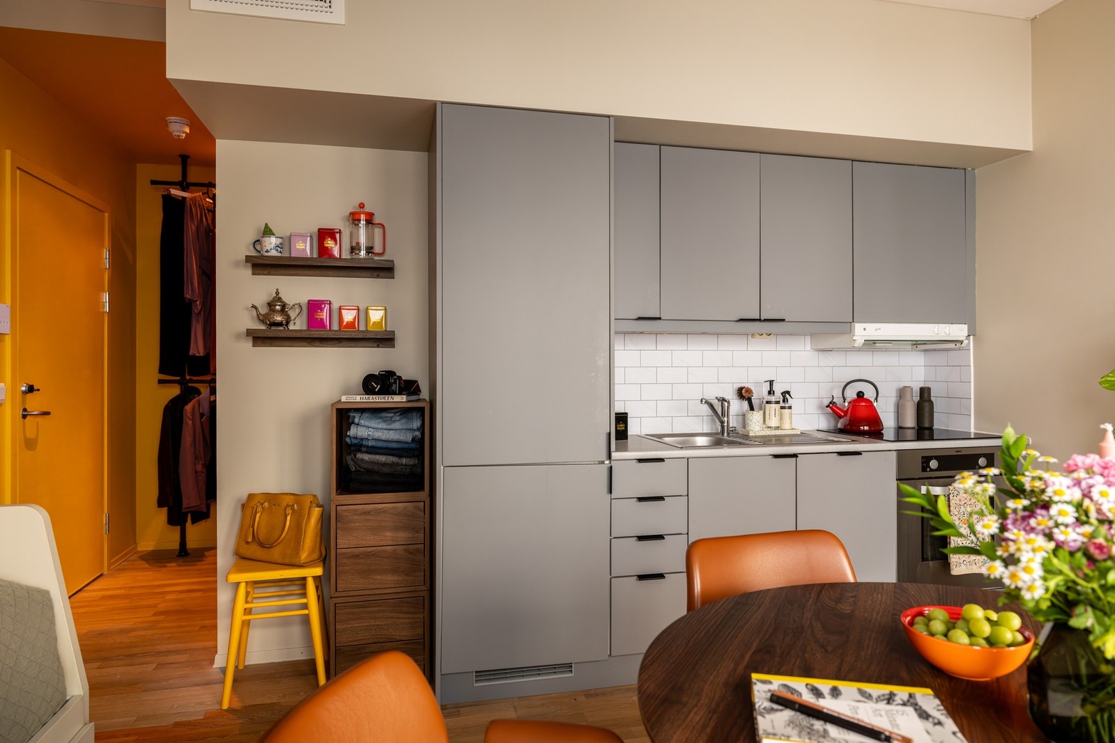 Moderne kjøkkeninnredning fra 2008 som er oppgradert med nye fronter i 2025. Galleribilde