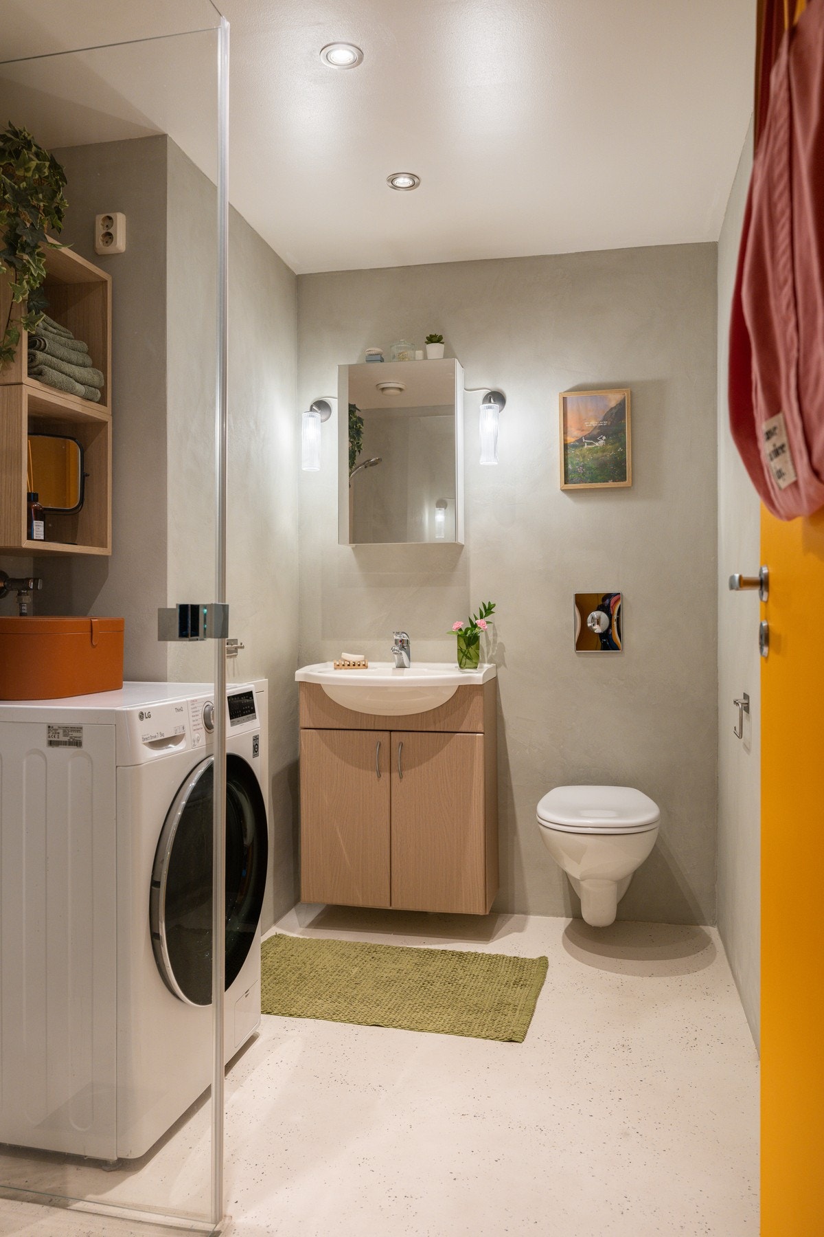 Leiligheten har et lyst og stilrent baderom fra 2008 som ble oppgradert i 2025. Det er deilig gulvvarme, downlights i himlingen og mekanisk avtrekk. Galleribilde