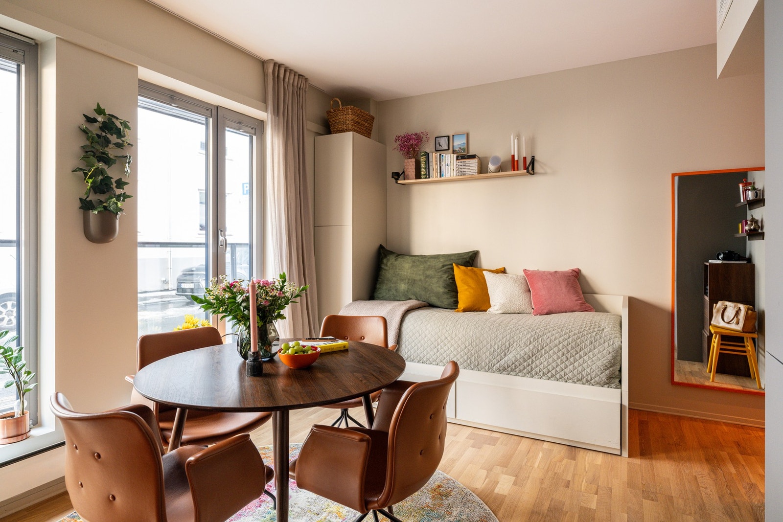 Stuen har god standard med eikeparkett på gulv, gatte overflater malt i en lys fin farge og skjult elektrisk anlegg. Galleribilde