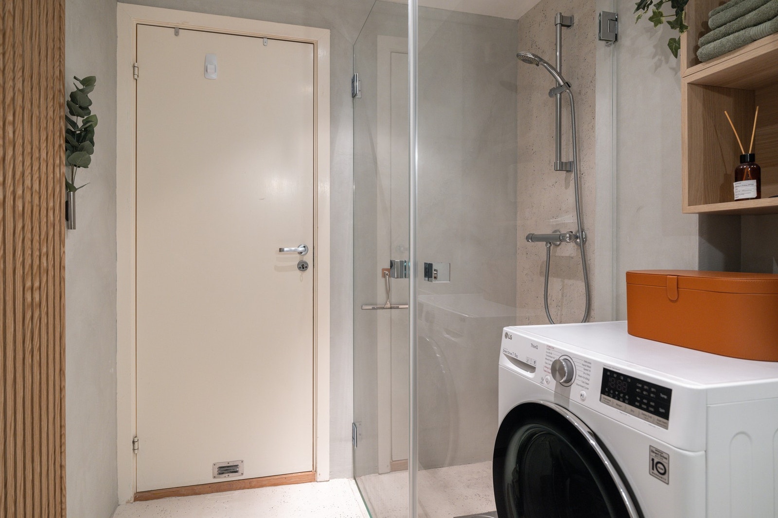 Baderommet er også utstyrt med dusjhjørne med innfellbare glassdører fra 2025, vegghengt toalett og opplegg for vaskemaskin. Galleribilde