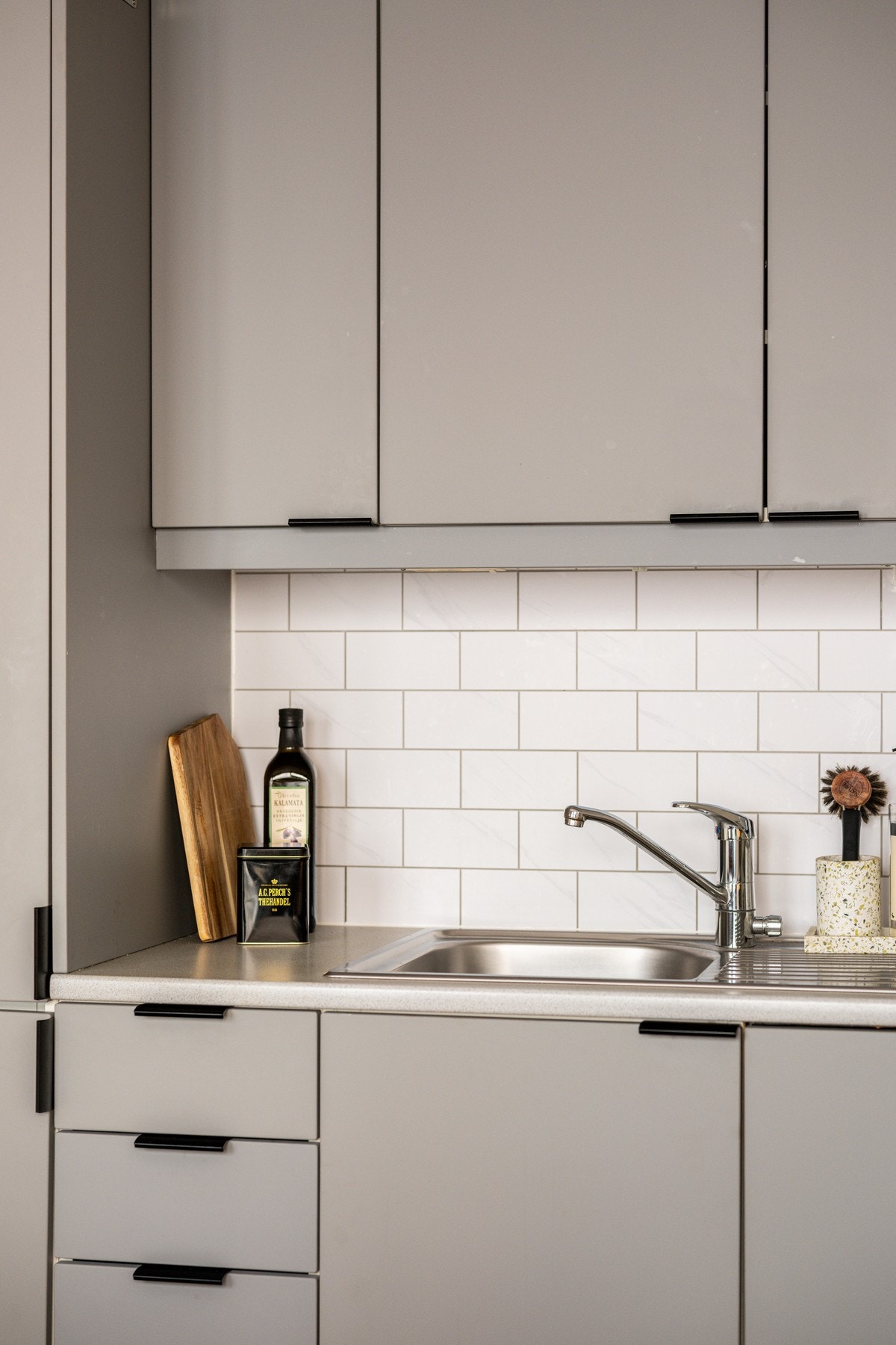 Det er kjøkkenventilator tilkoblet avtrekkskanal og komfyrvakt over platetoppen. Galleribilde