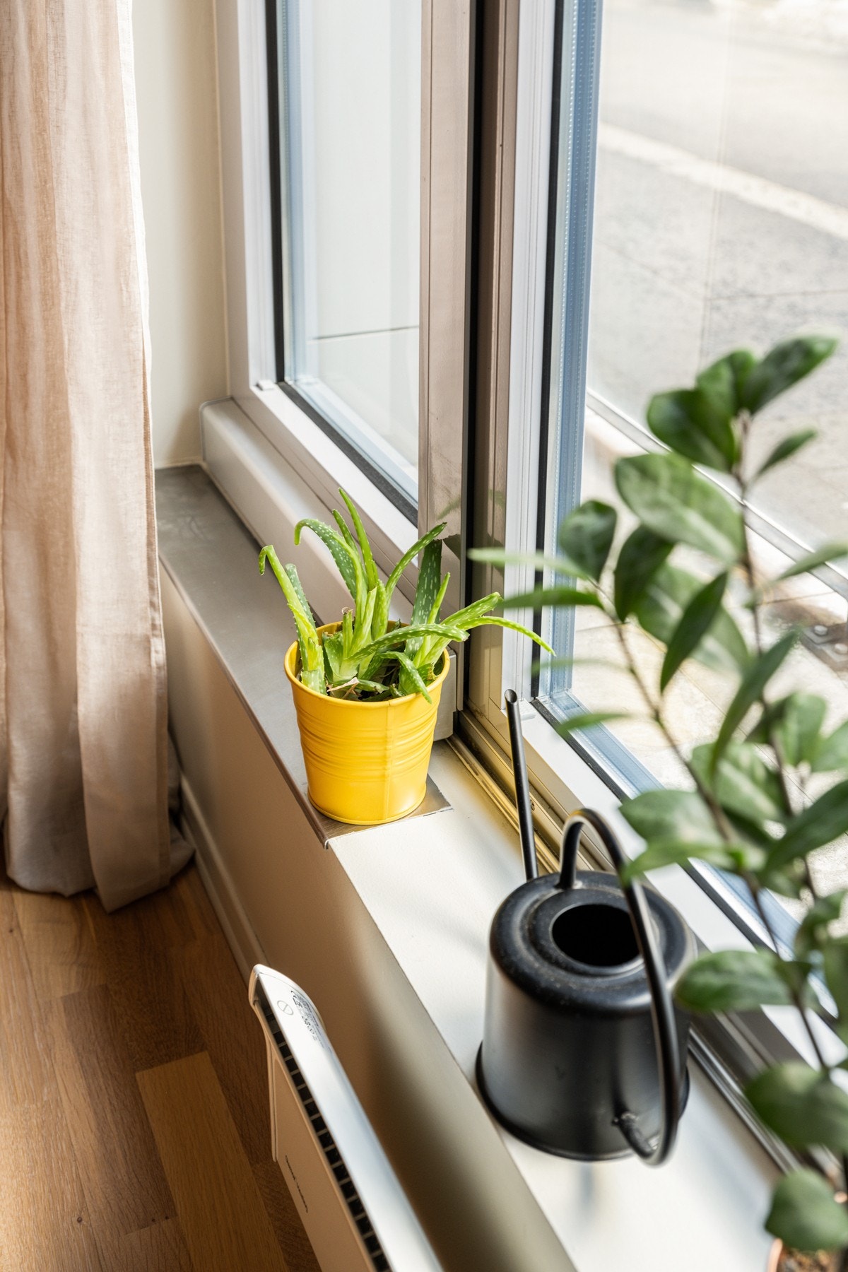 Vinduene er fra byggeåret 2008 og har fine brede vinduskarmer for planter og dekor. Galleribilde