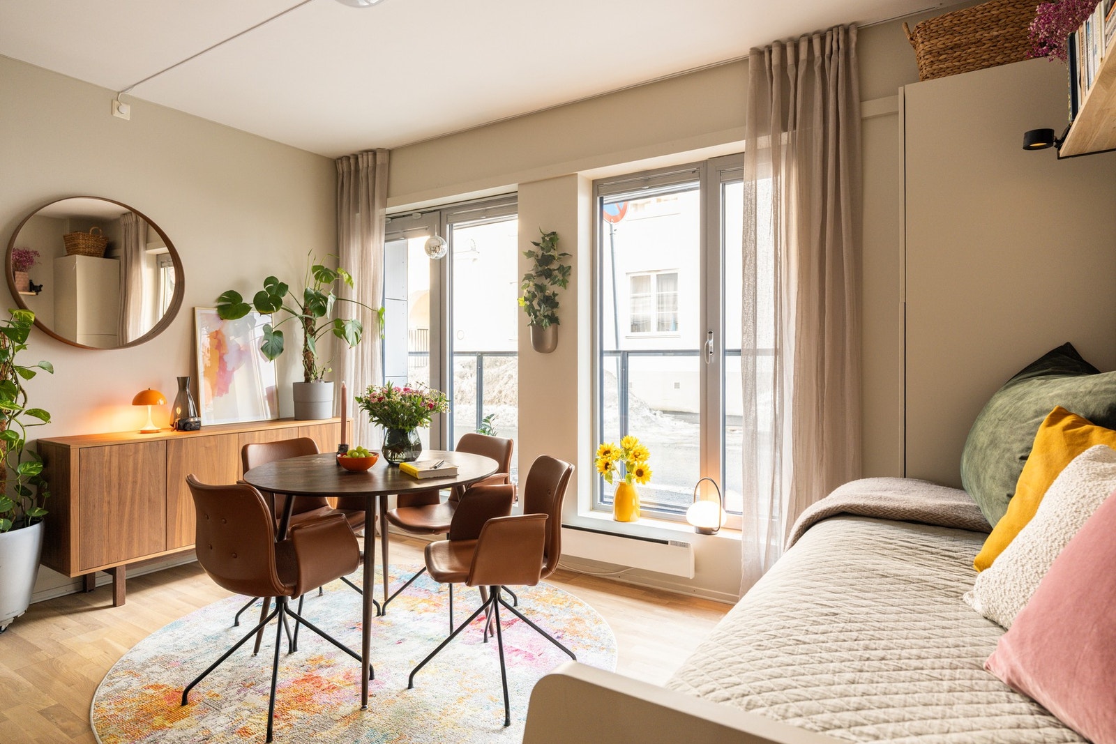 En lys og fin 1-roms leilighet med balkong i et nyere og moderne bygg fra 2008. Galleribilde