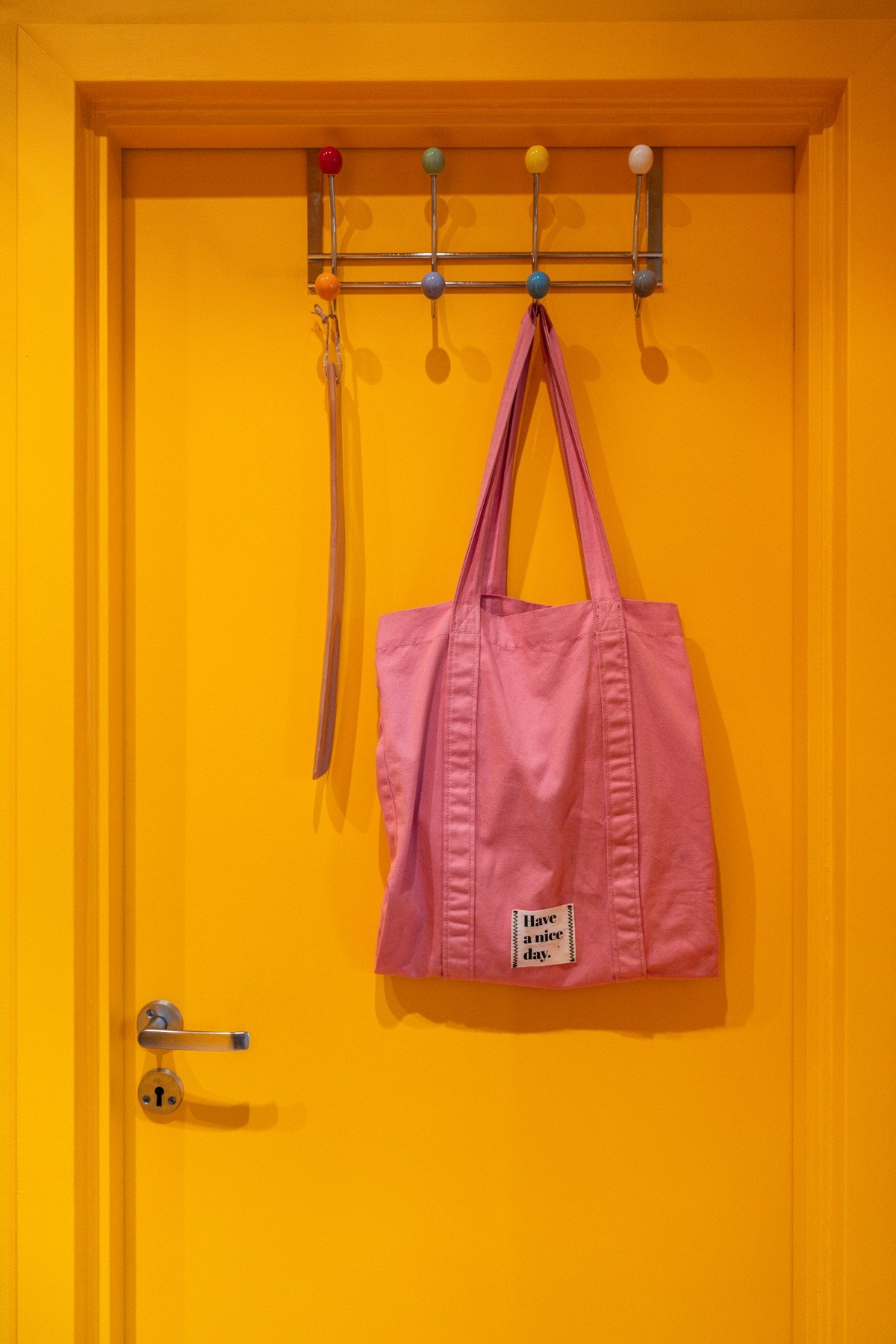 Entréen og inngangsdøren er malt i en livlig farge. Galleribilde